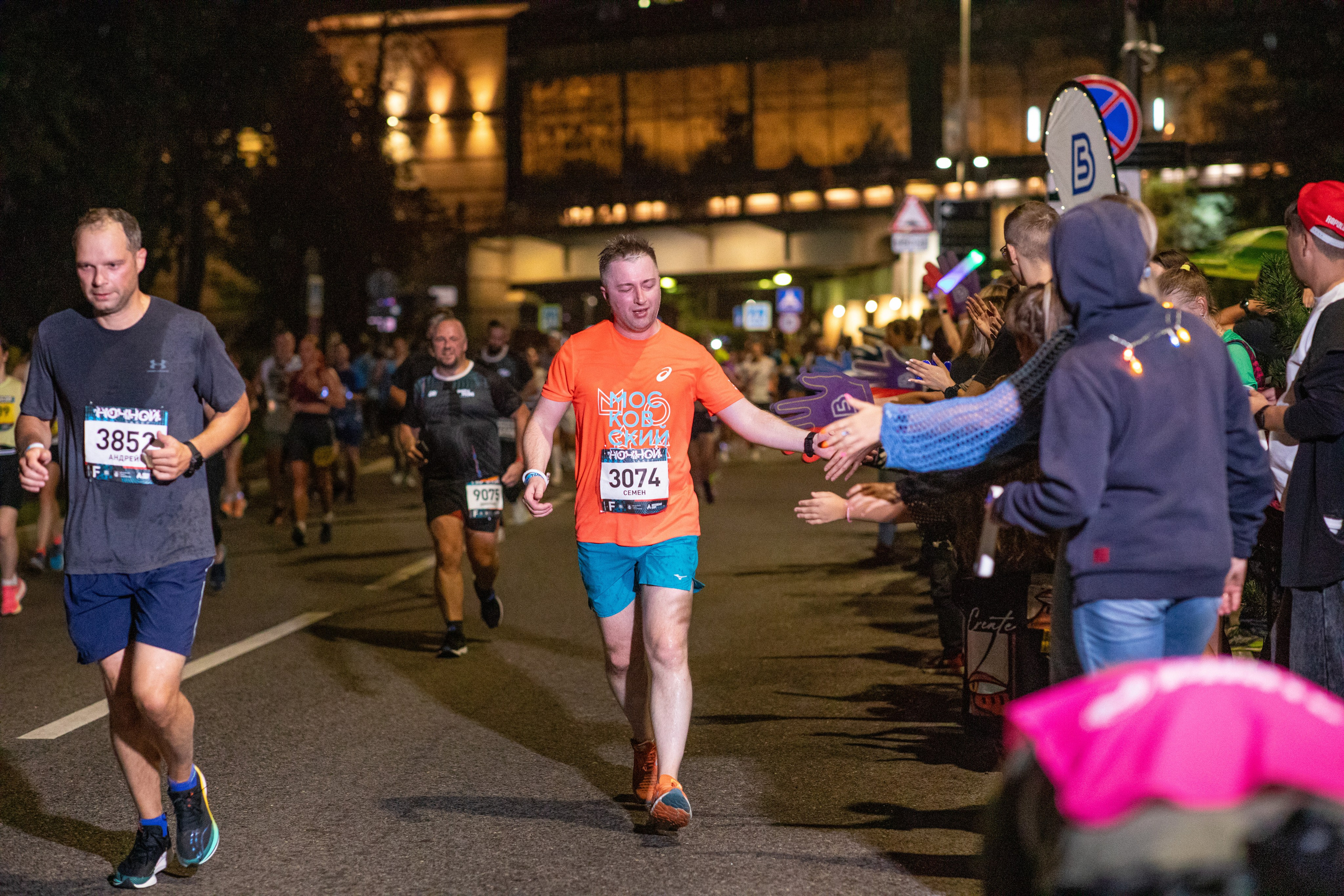 Ночной забег в ленте фотографий бегунов 03.08.24. Фотограф Сергей Ловкий