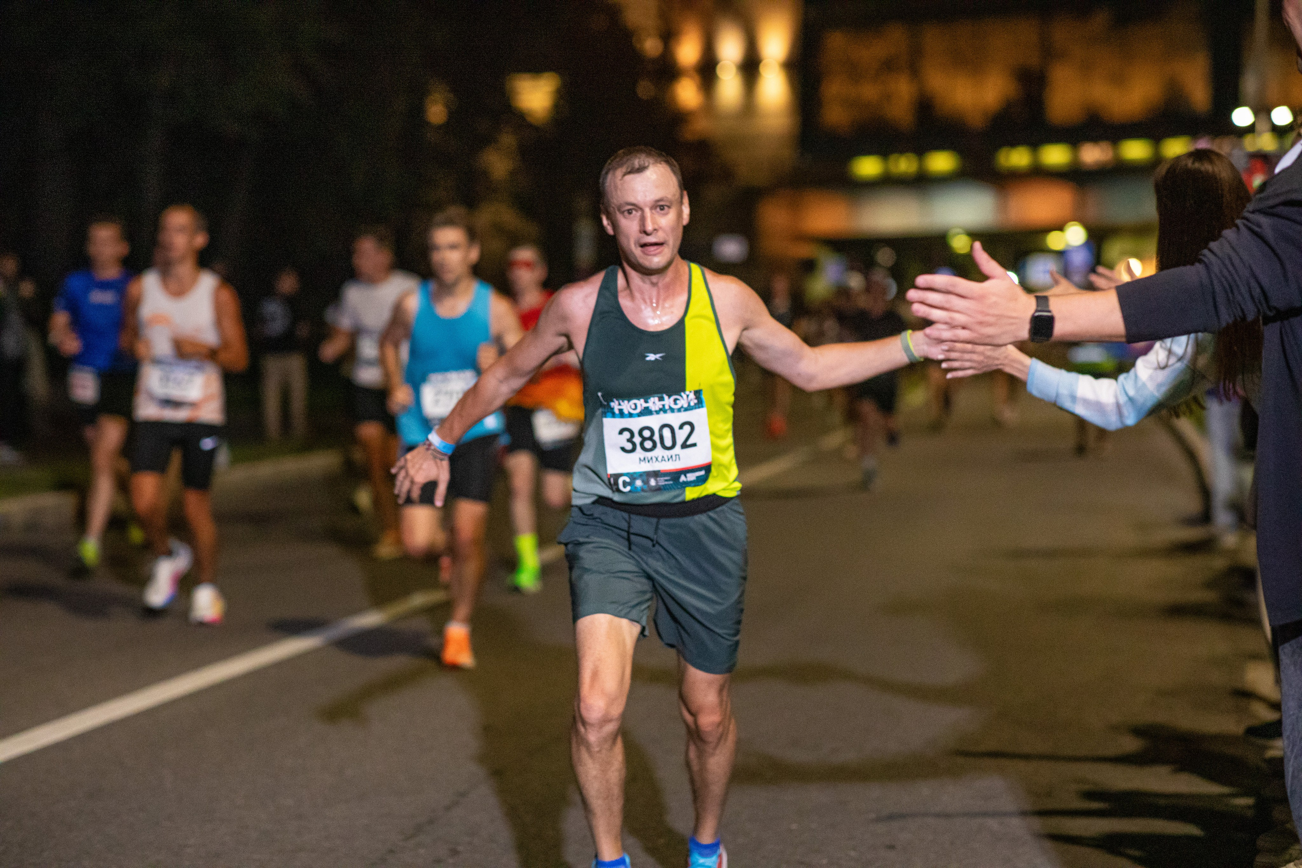 Ночной забег в ленте фотографий бегунов 03.08.24. Фотограф Сергей Ловкий