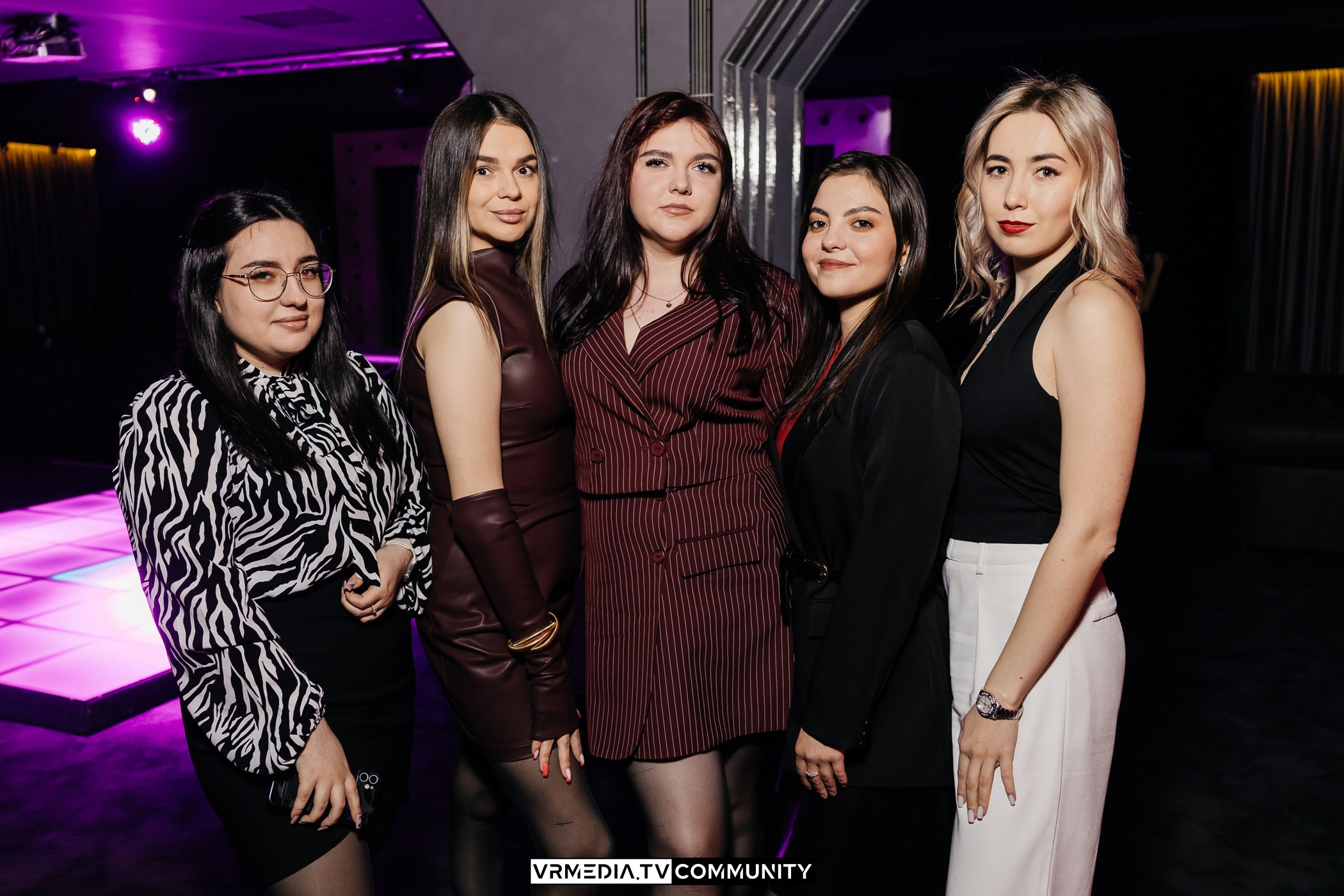 Караоке-бар «Volna»: Мир, труд, май, запевай