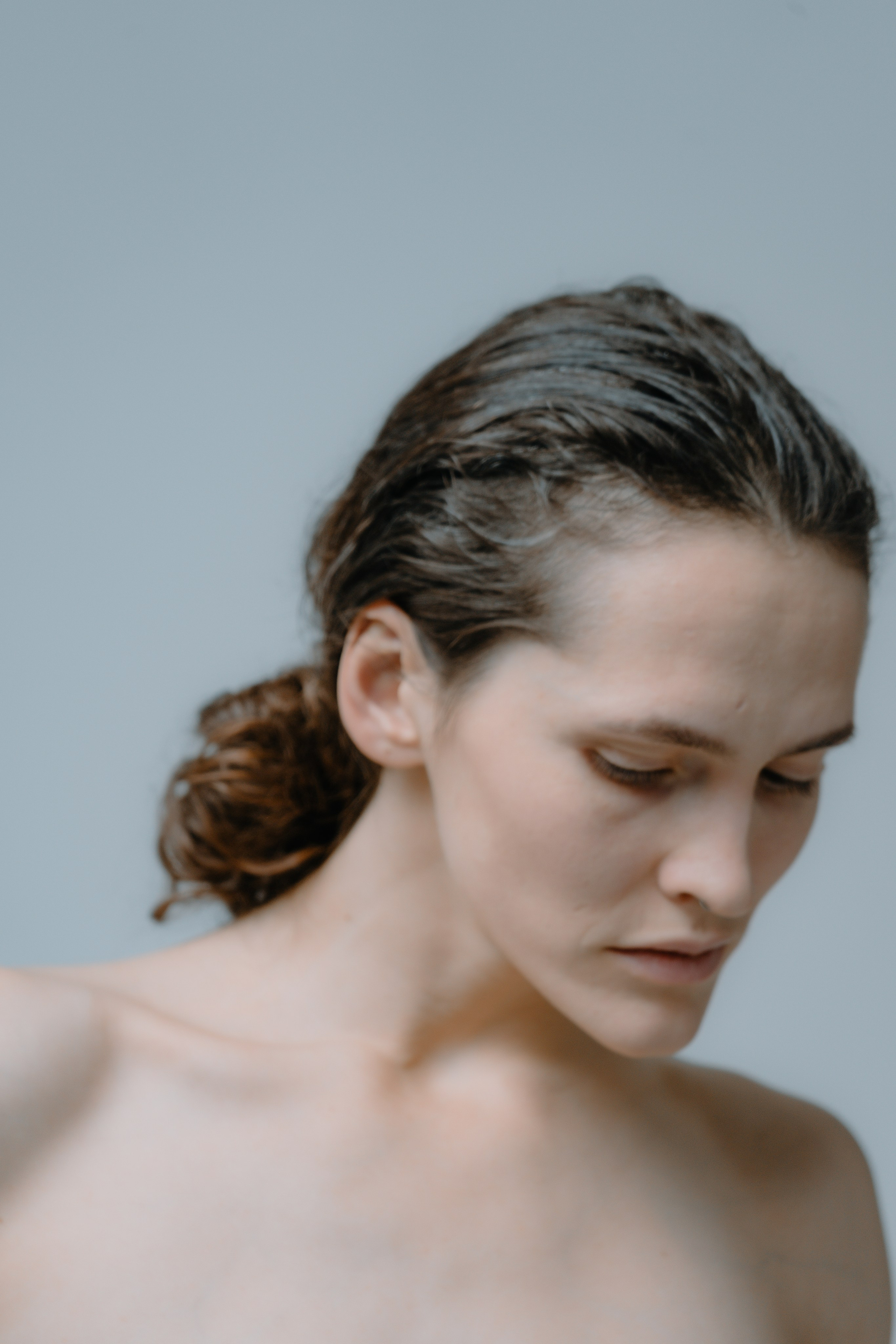 Портрет для девушки с русыми волосами на сером фоне