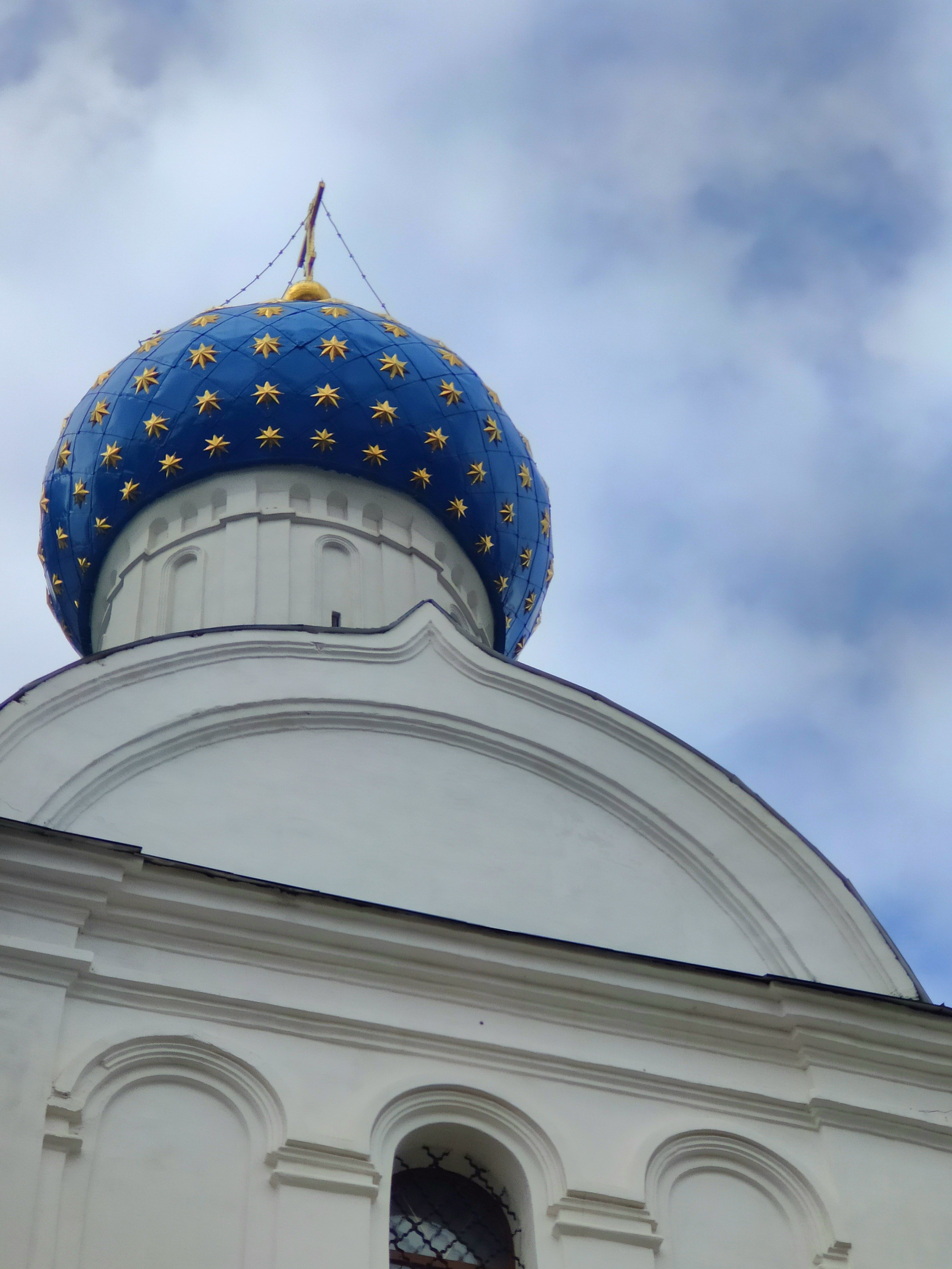 Новобогоявленский собор монастыря был после того, как в 1600-х старый деревянный сожгли поляки.