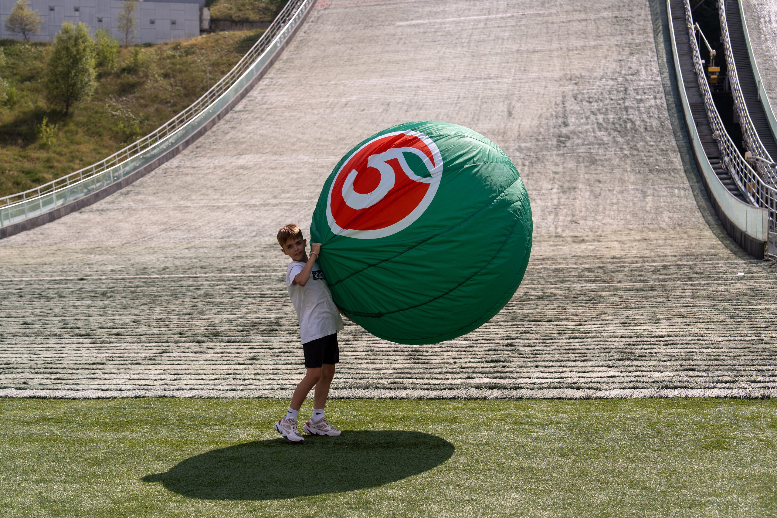 Фотоотчет партнеской интеграции для сети «Пятерочка» на фестивале «Grounded». Репортажный фотограф в Красной Поляне и Сочи Павлюченко Екатерина