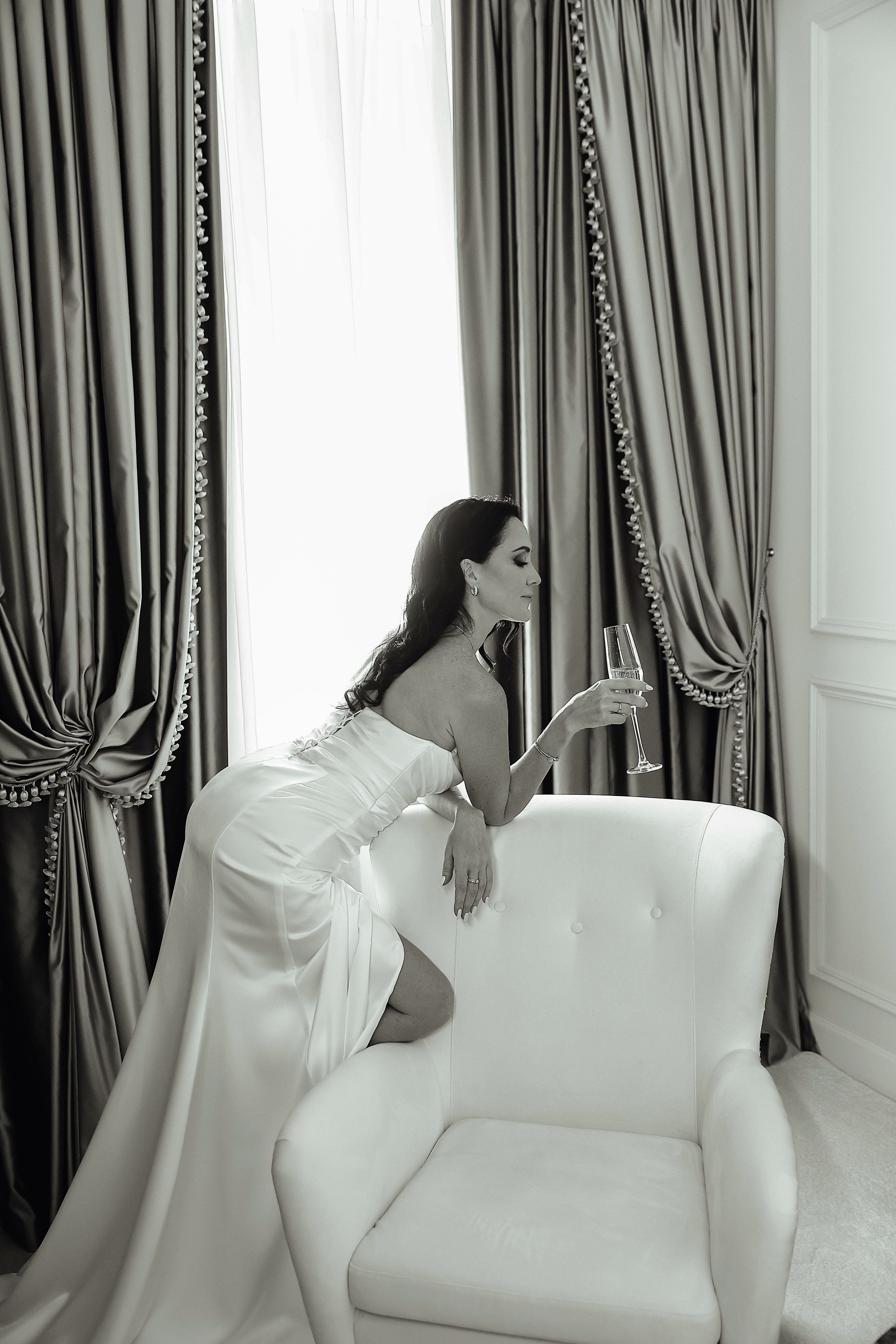 Красивый силуэт невесты в интерьере отеля