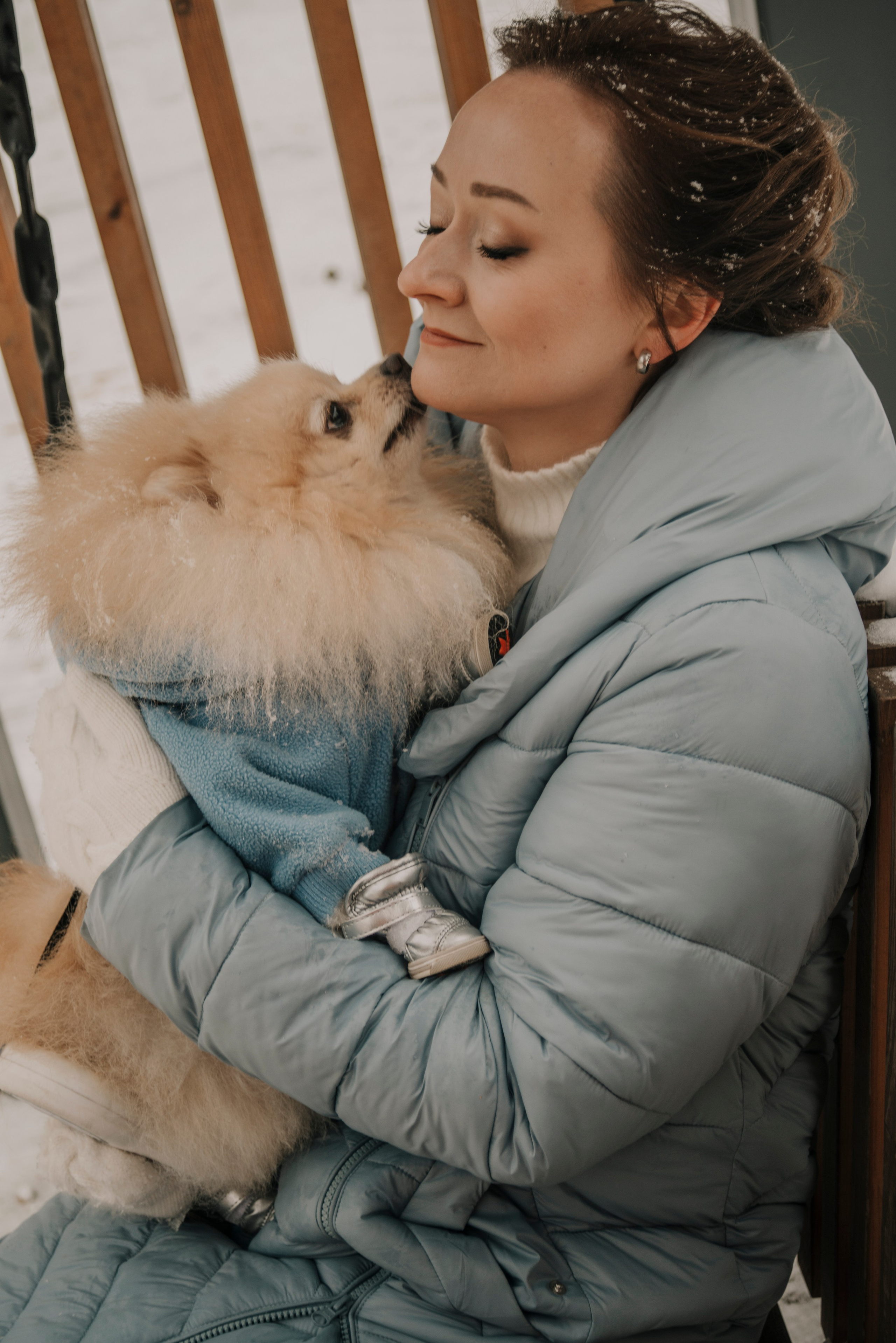 Фотосессия рыжеволосой девушки с собакой шпицем