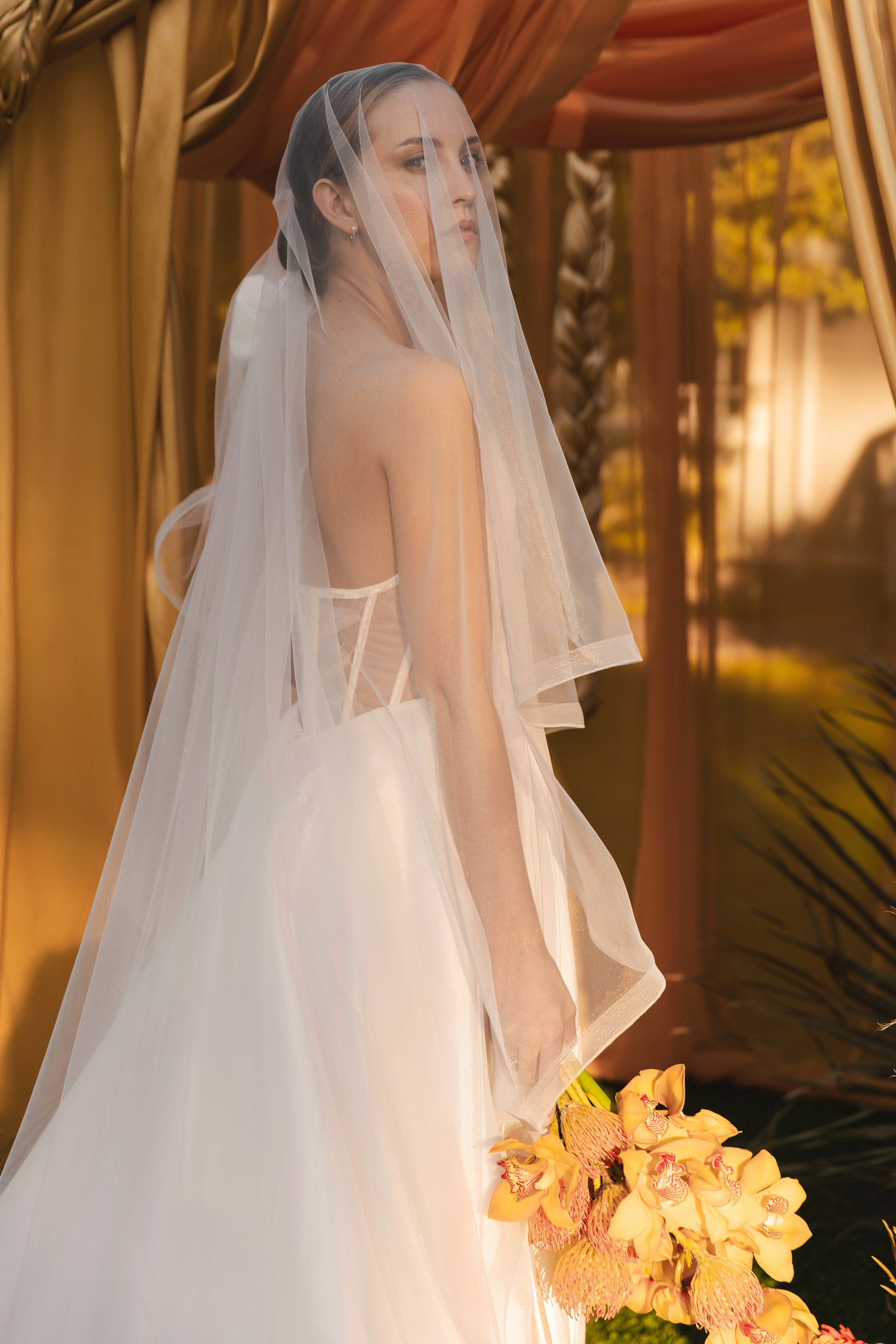 В ЛУЧАХ ЗАКАТА НА БЕРЕГУ МОРСКОМ