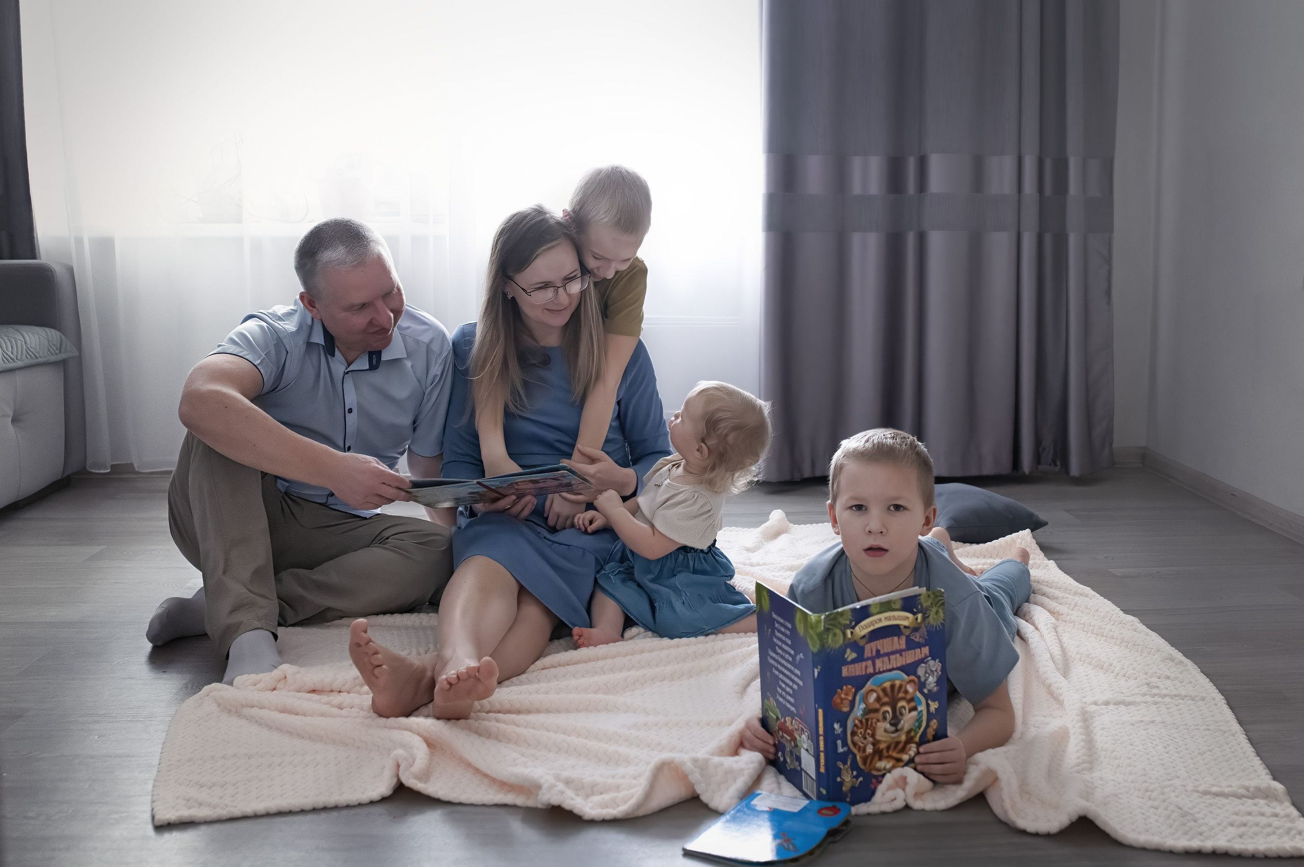 Семья Ляминых дома. Фотографы крещения/венчания  Красноярск Татьяна и Вячеслав Переваловы