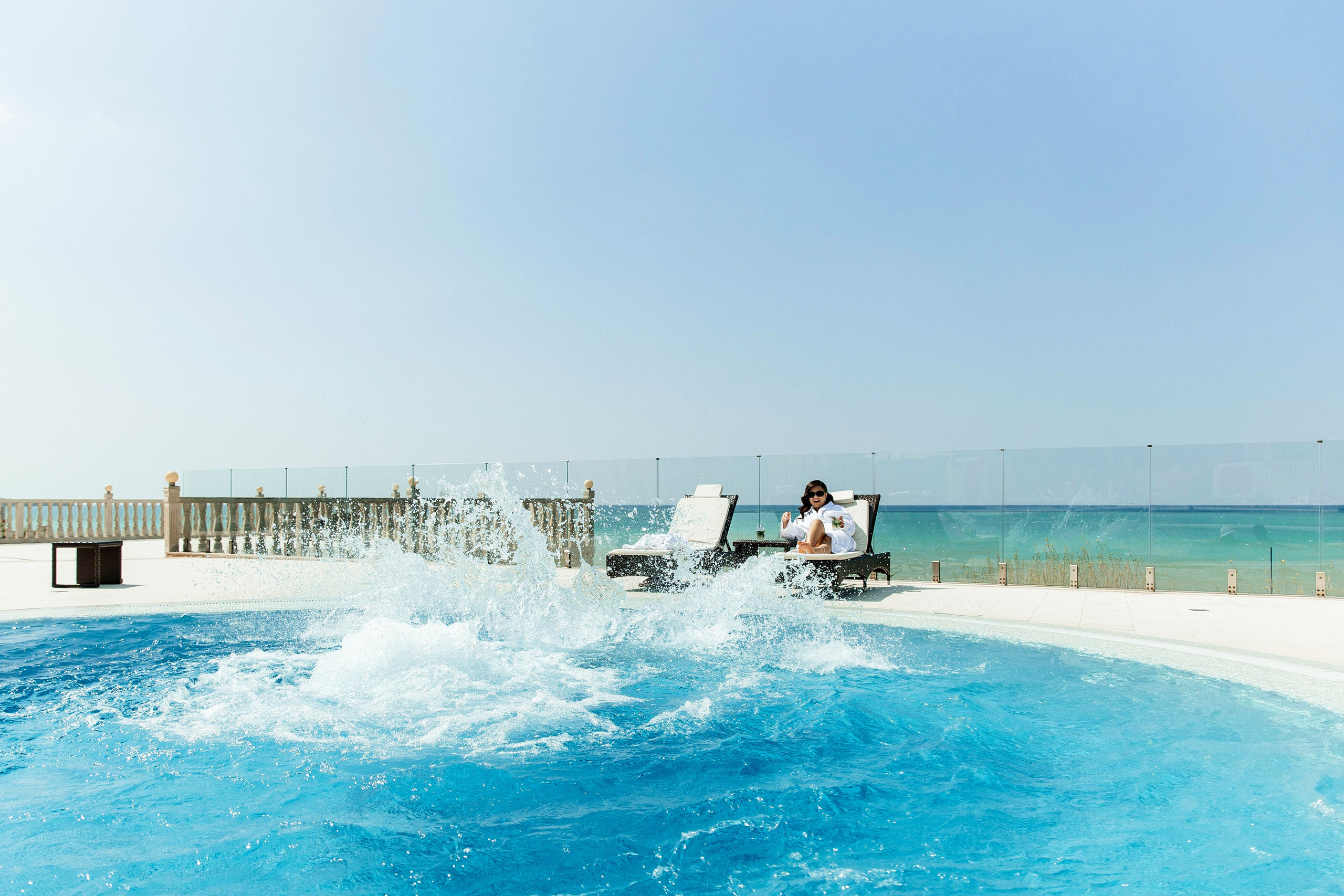 парень прыгнул в бассейн в отеле