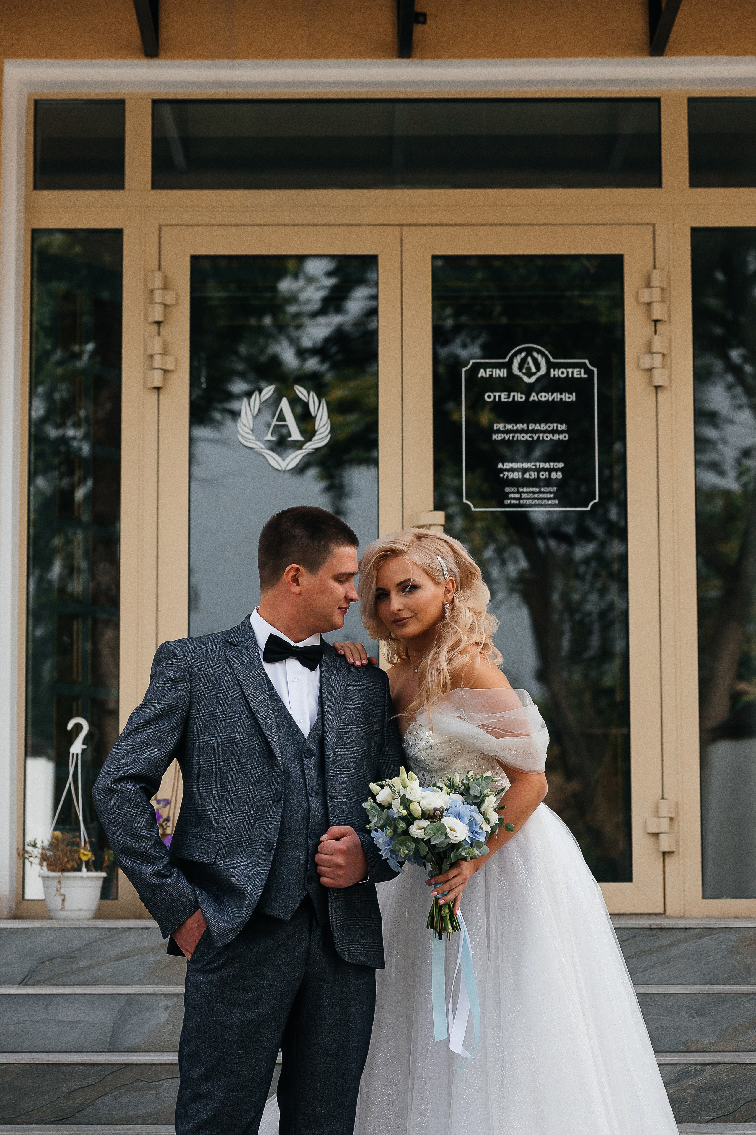 Стильная фотосессия пары в интерьерах ресторана. Олег Сверчков | Свадебный фотограф Вологда