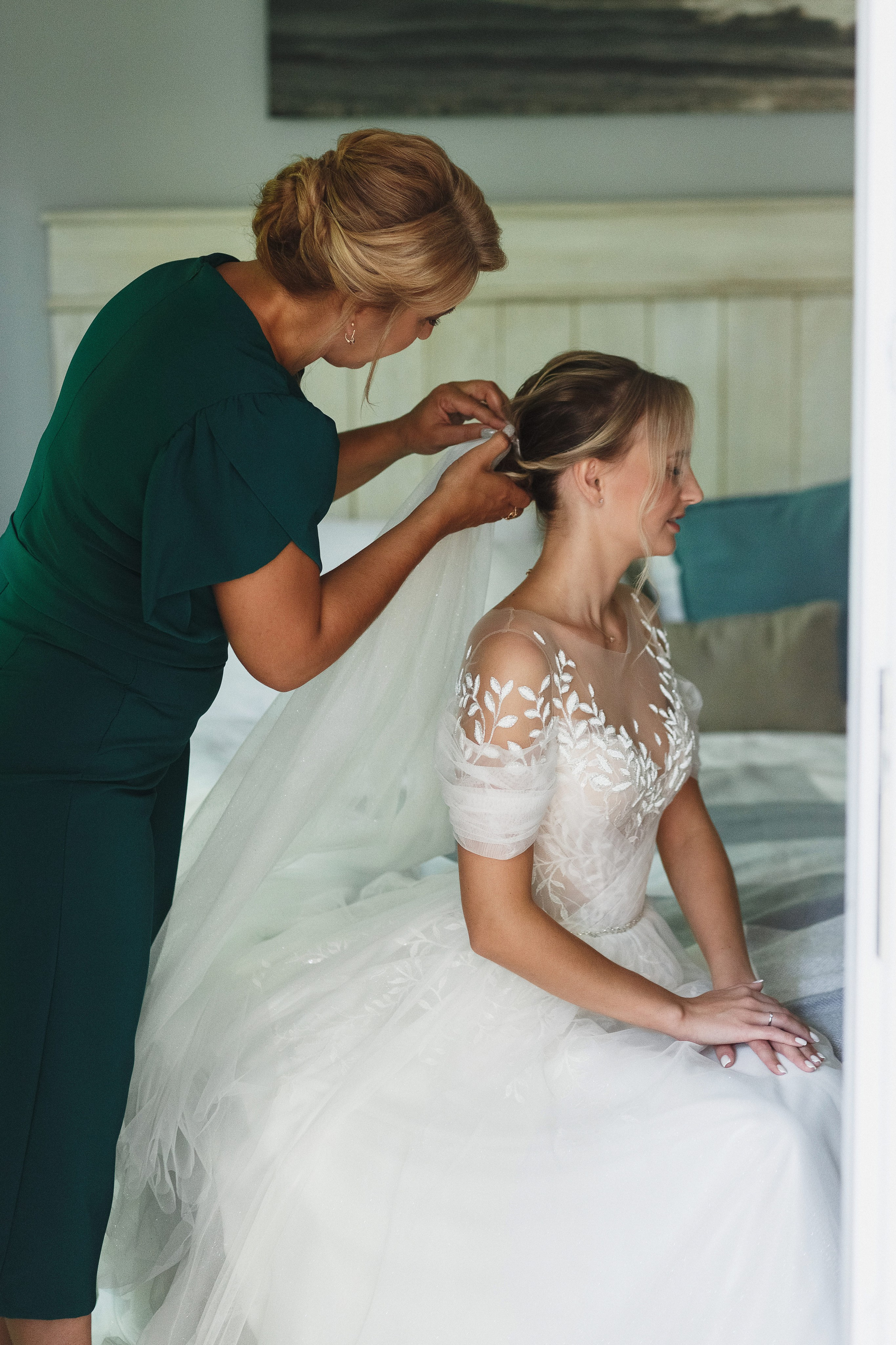 Фотография: Сборы невесты Анастасии в Таганроге в гостинице Ида, в компании ее мамы. Идеальное сочетание эмоций и волнующего ожидания перед свадьбой, отраженное в уютной обстановке номера.