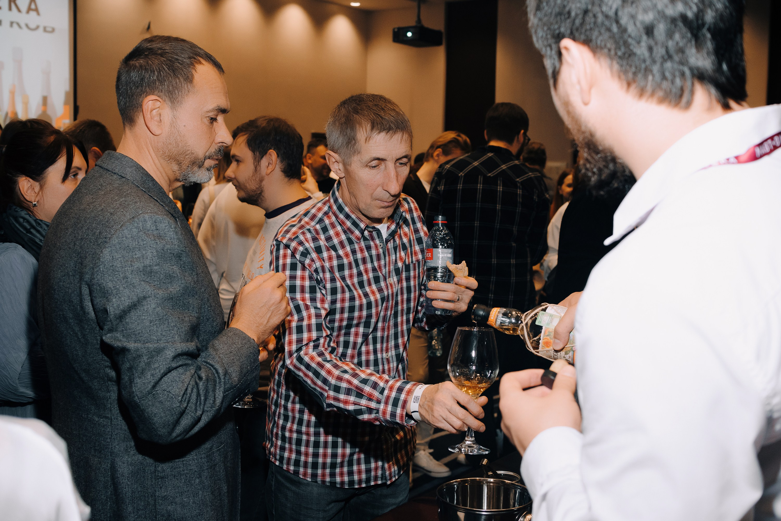 ФЕСТИВАЛЬ ВИНА И КРЕПКИХ НАПИТКОВ МАВТ-ВИНОТЕКА. Репортажный фотограф Зуев Роман г. Челябинск