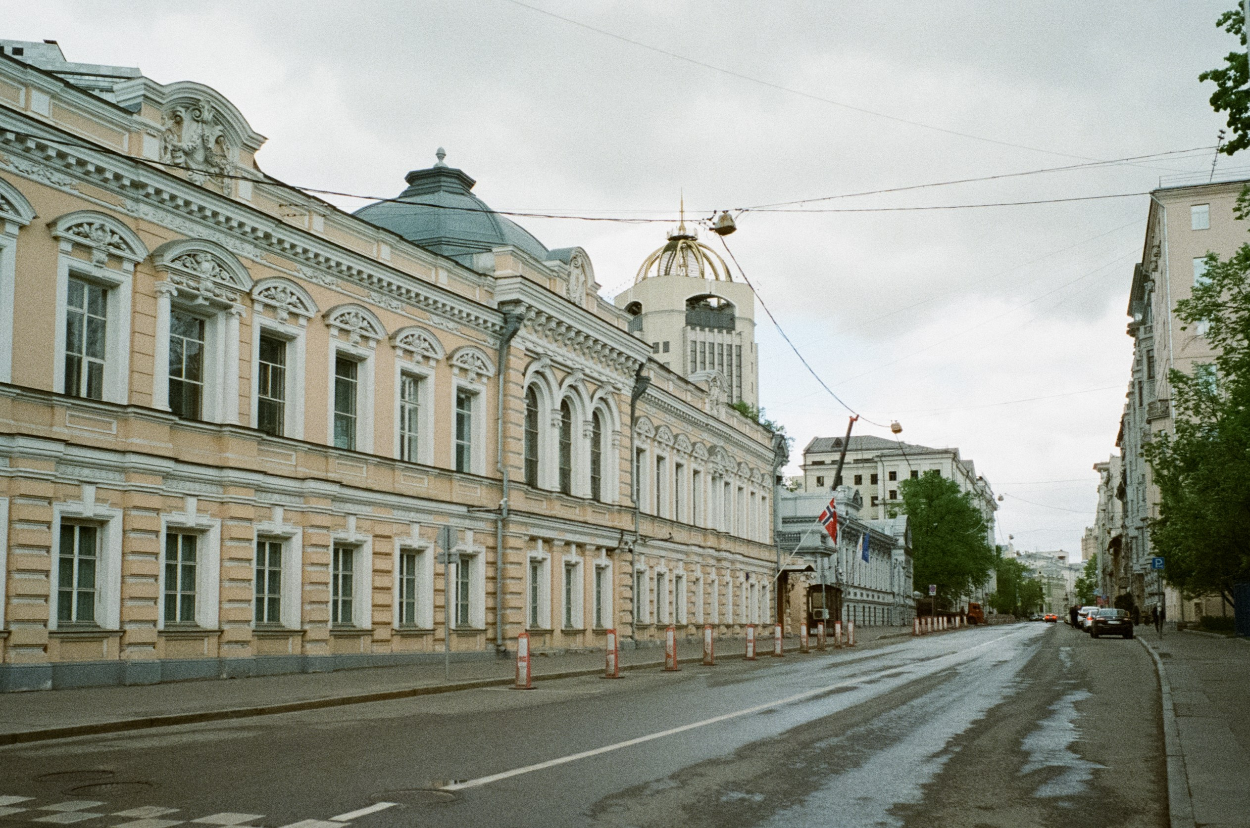 Ул. Поваровка и окрестности | Voigtlander BESSA-T — Voigtlander Ultron 28 mm f/2 | Kodak Ultramax 400 (просрочка) @ ISO 100