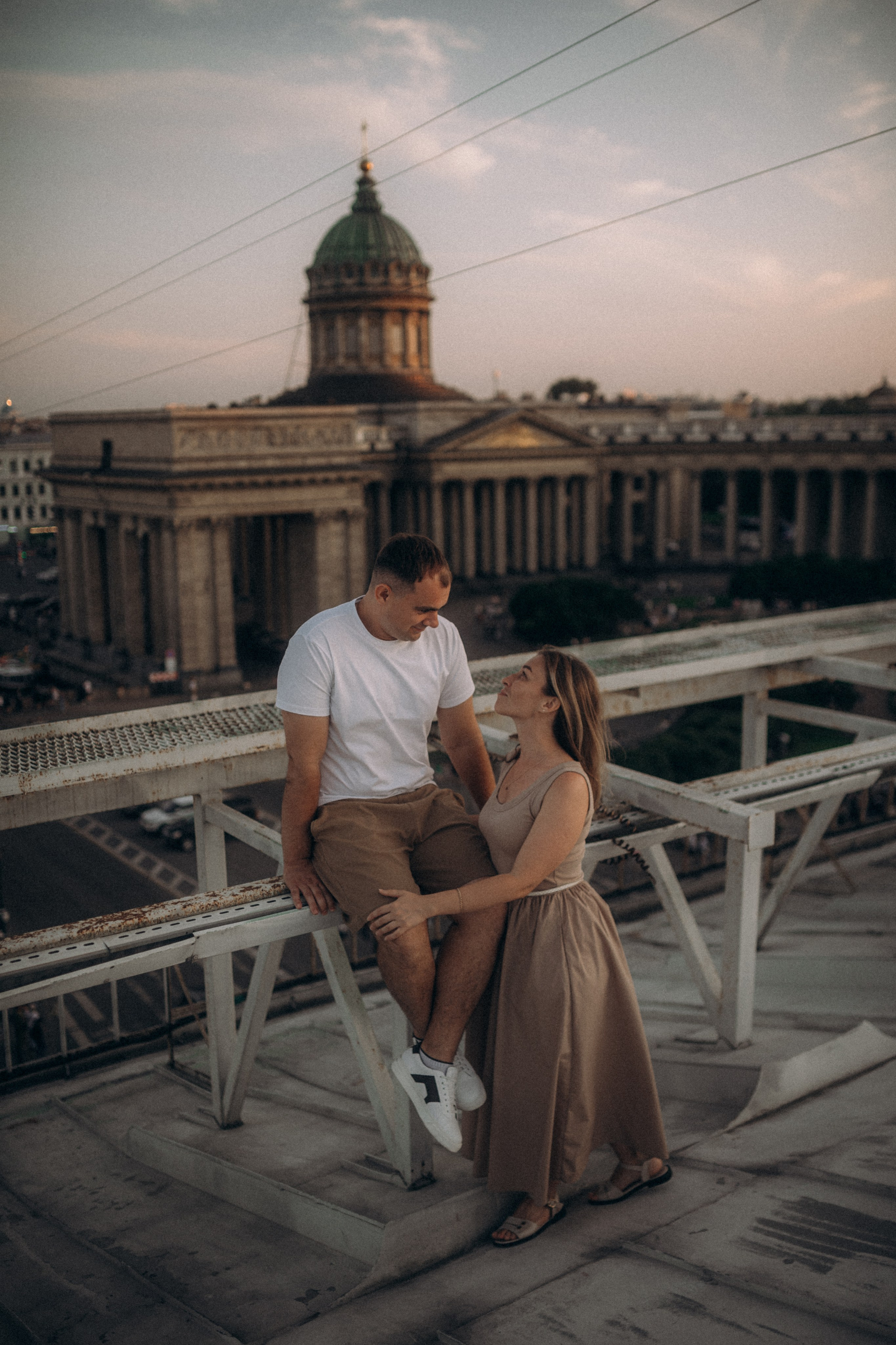 Мы сидим на питерской, теплой крыше. Фотограф в Санкт Петербурге Лара Великова