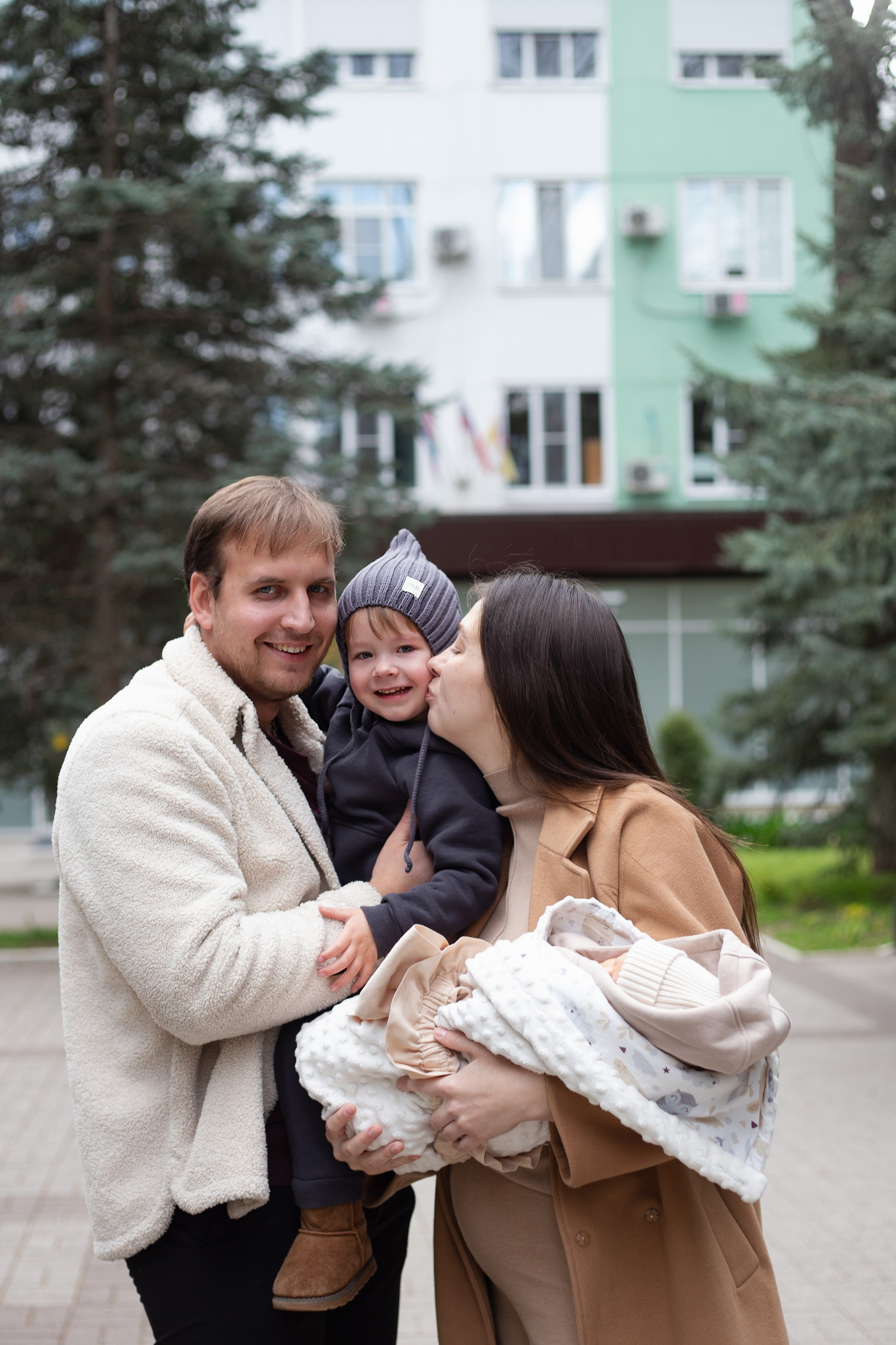 Выписка из роддома. Фотограф Краснодара, фотограф в парке Галецкого.репортажный фотограф. детский фотограф, свадебный фотограф. профессиональный фотограф