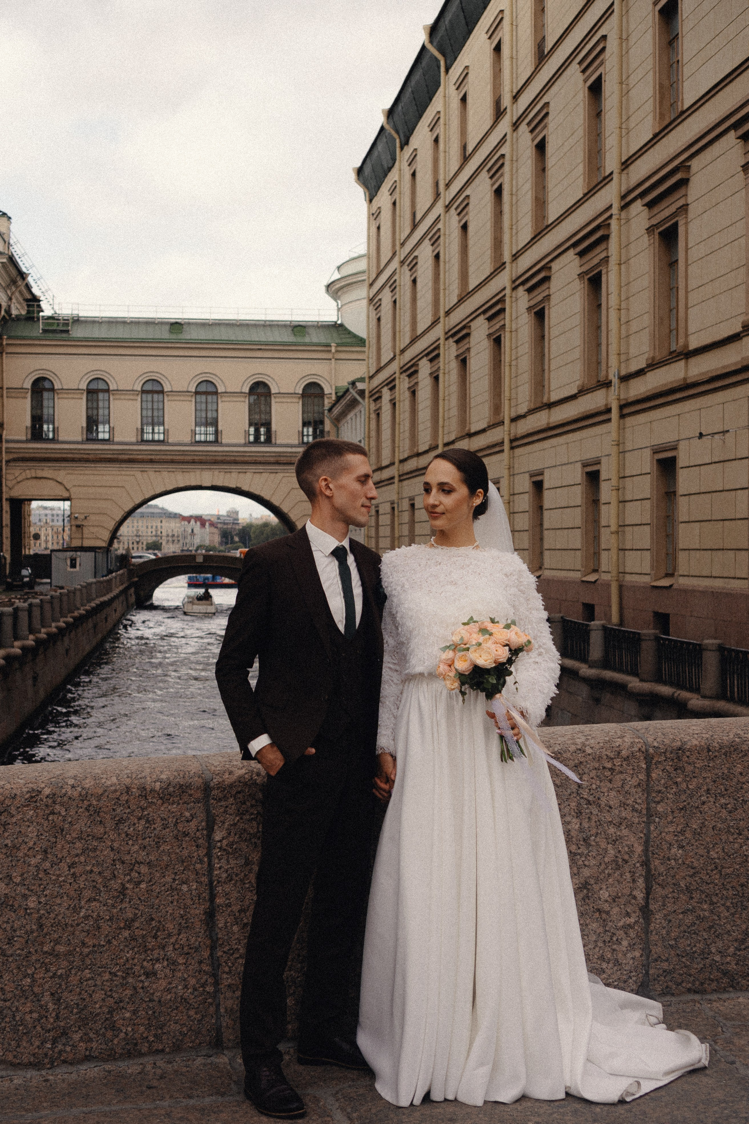 СВАДЕБНАЯ ПРОГУЛКА В САНТК-ПЕТЕРБУРГЕ (ИСАКИЕВСКИЙ СОБОР, ЗИМНЯЯ КАНАВКА, ЭРМИТАЖ И БОЛЬШАЯ МОРСКАЯ УЛИЦА). Профессиональный фотограф, Санкт-Петербург — Виктория Богомолова