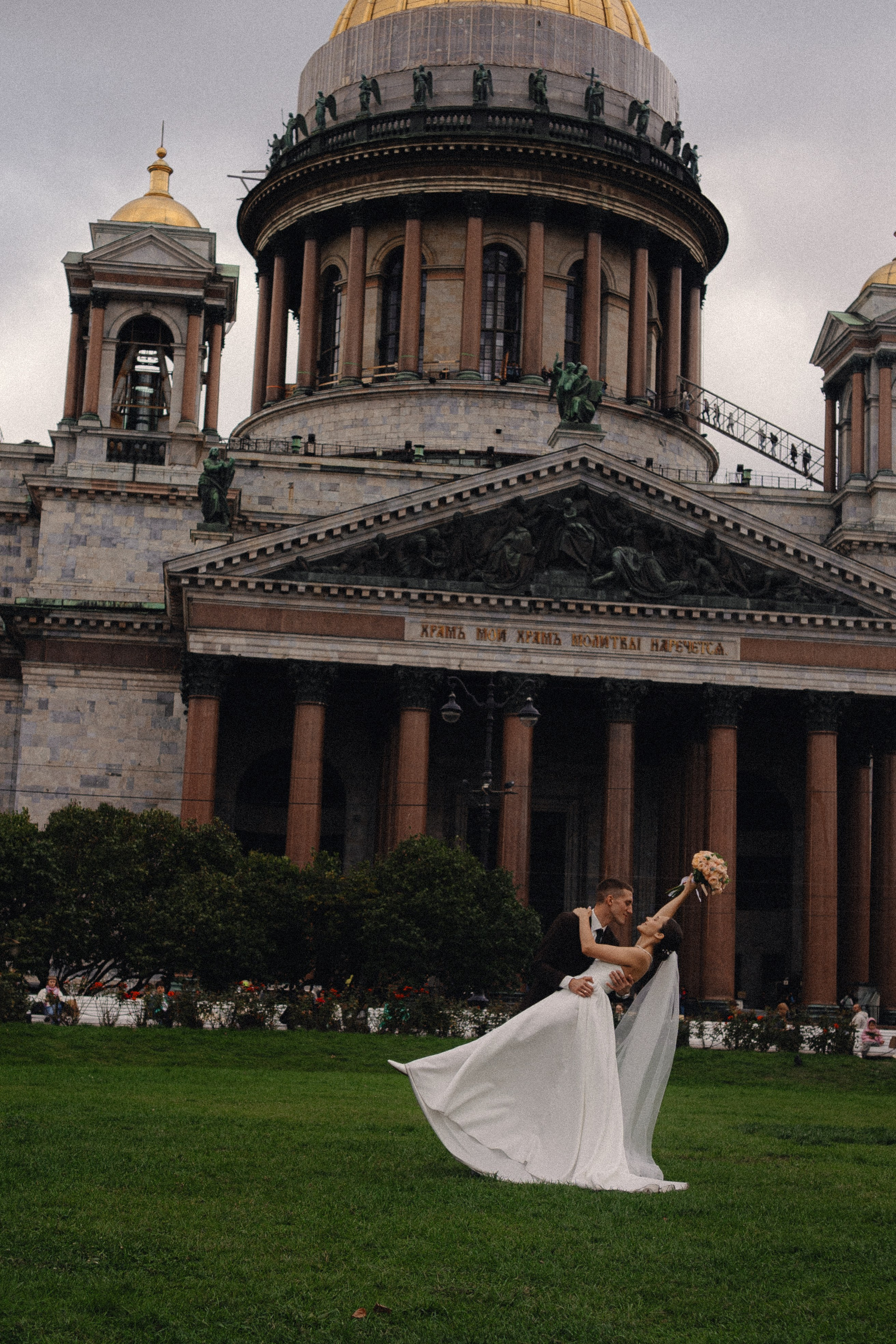 СВАДЕБНАЯ ПРОГУЛКА В САНТК-ПЕТЕРБУРГЕ (ИСАКИЕВСКИЙ СОБОР, ЗИМНЯЯ КАНАВКА, ЭРМИТАЖ И БОЛЬШАЯ МОРСКАЯ УЛИЦА). Профессиональный фотограф, Санкт-Петербург — Виктория Богомолова