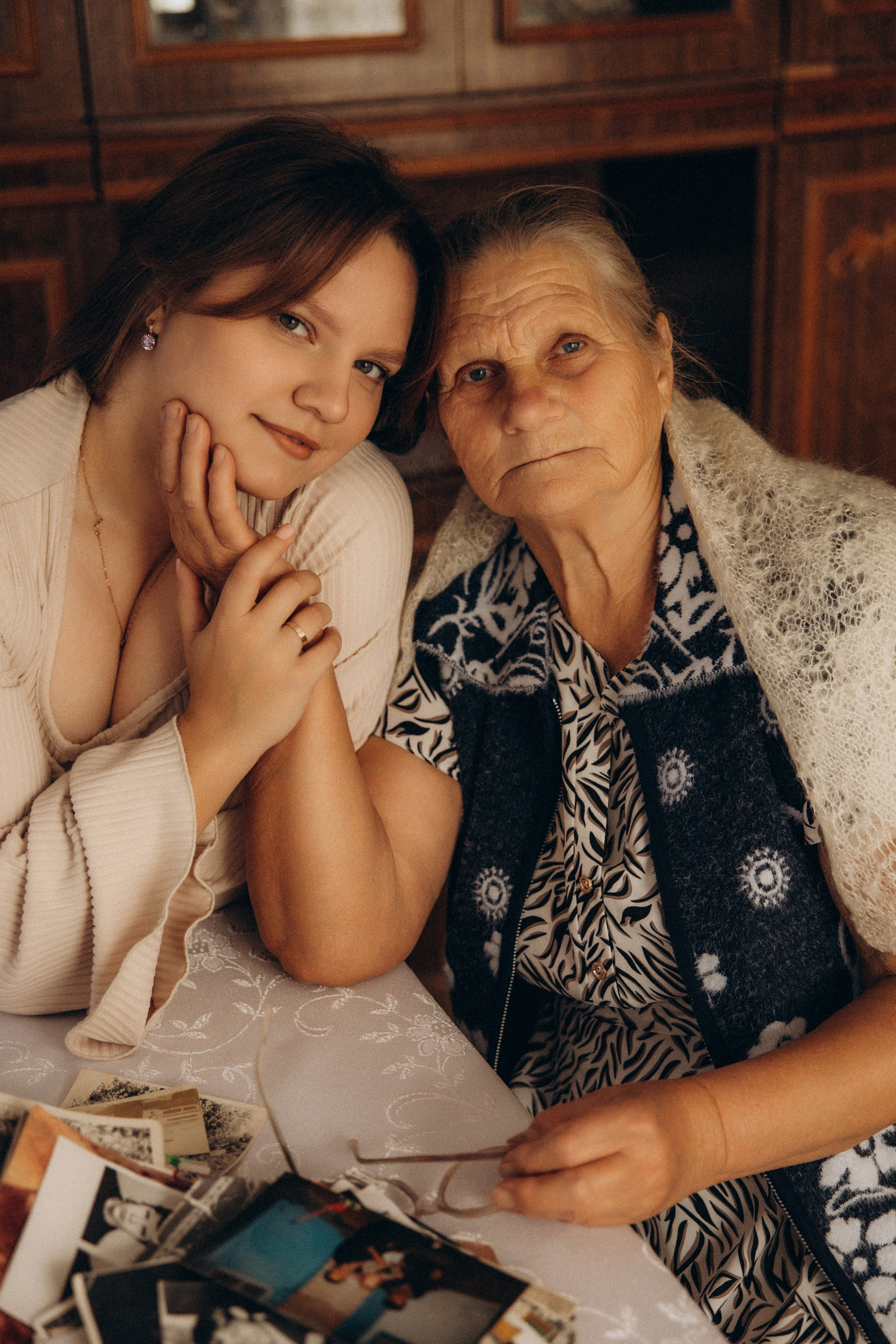 Аня и бабушка. Семейный фотограф Губкин/Старый Оскол