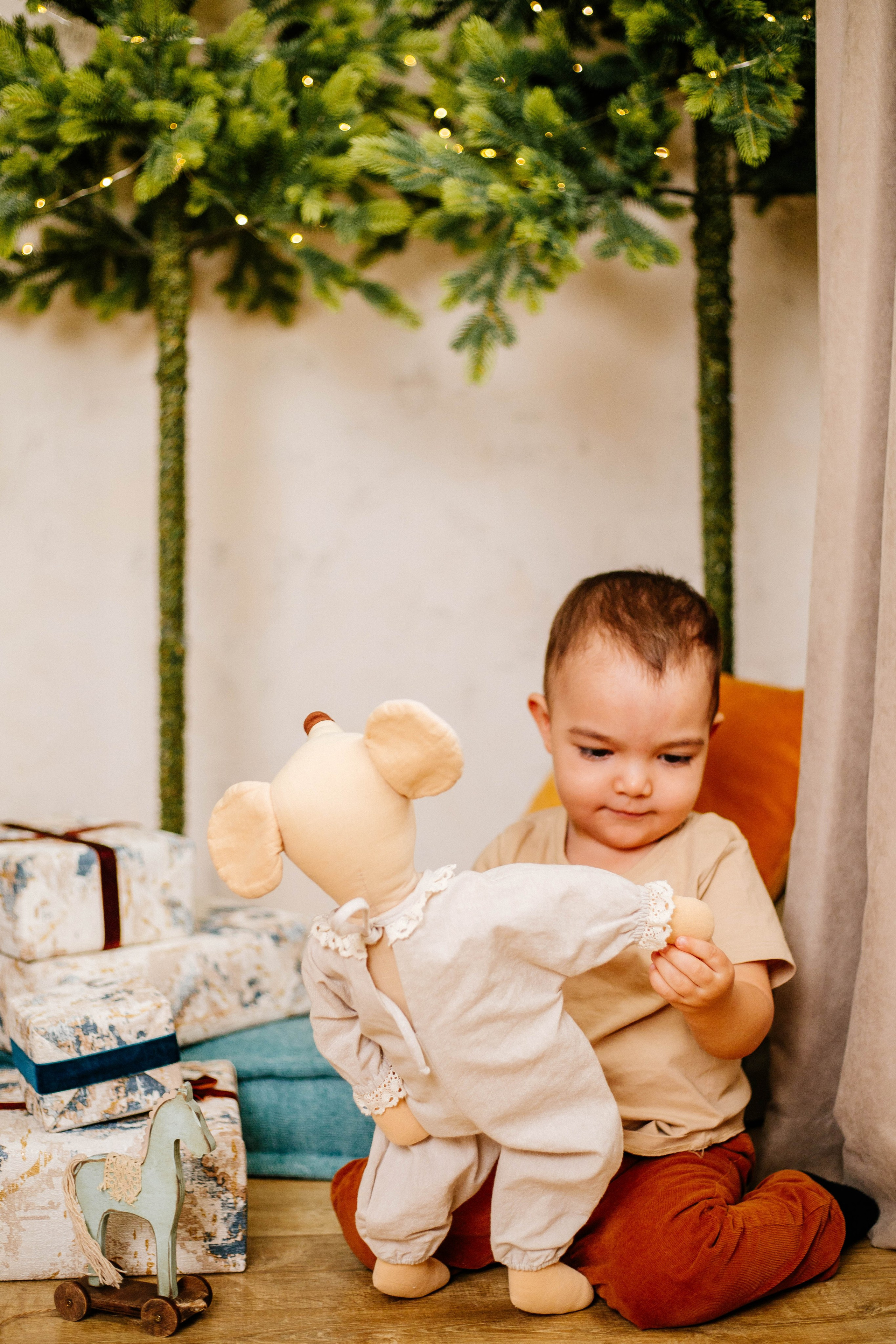 Лев с семьей. Рыжова Тамара