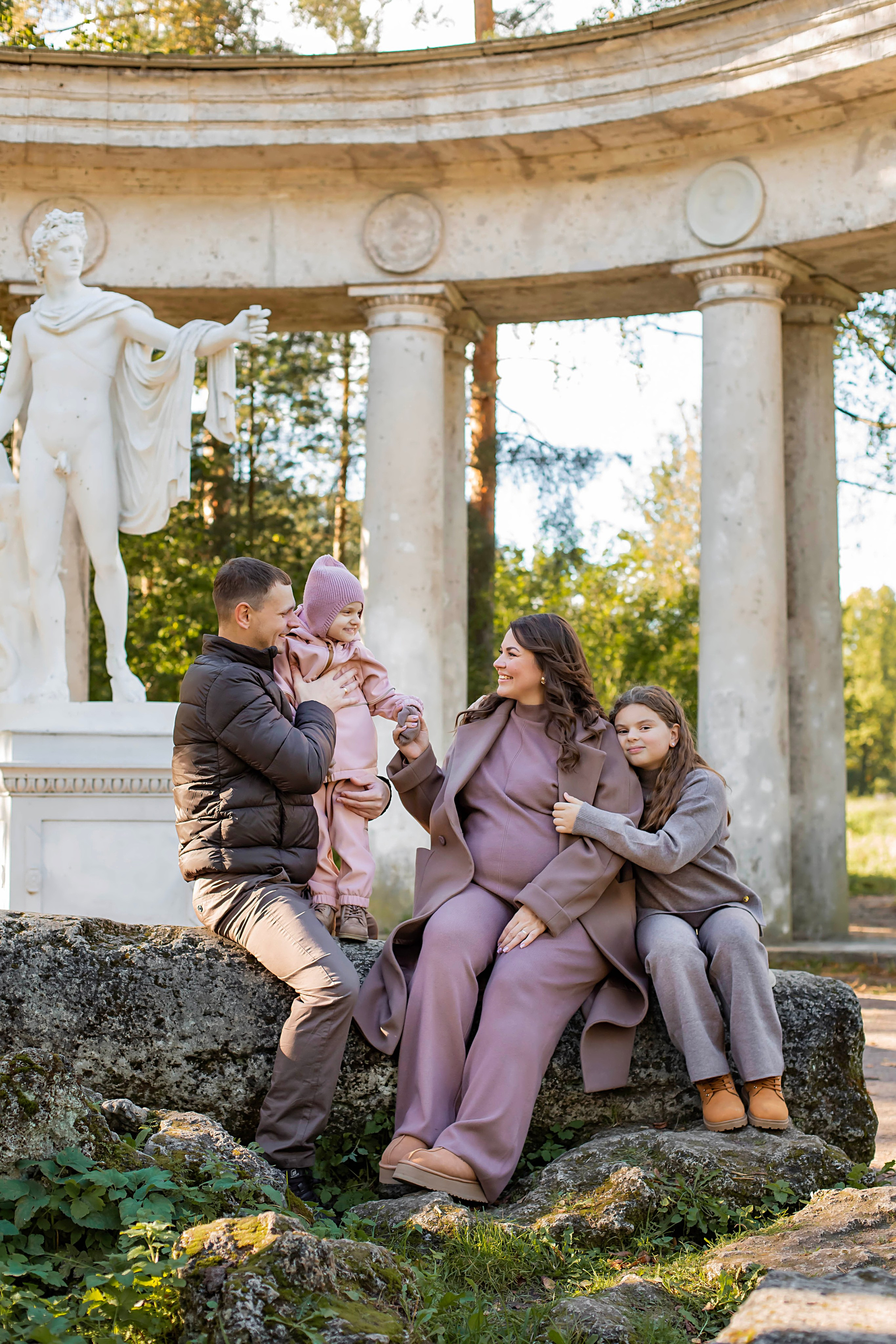 Семейная фотосессия в Павловском парке на фоне античной скульптуры 