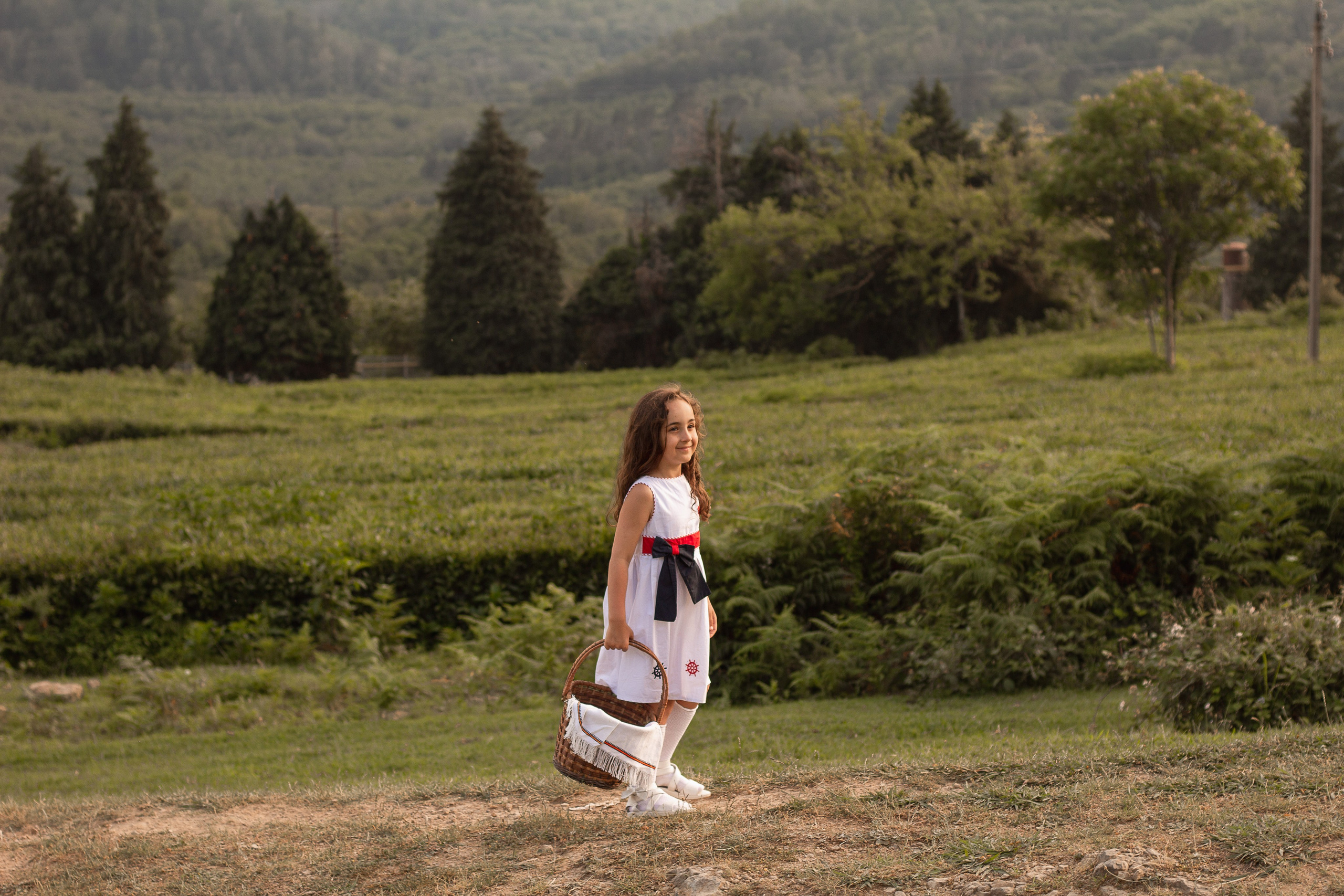 Мама с дочкой встречают закат в горах. Семейный фотограф в Сочи, Лоо, Дагомысе, Вардане Кучумова Олеся