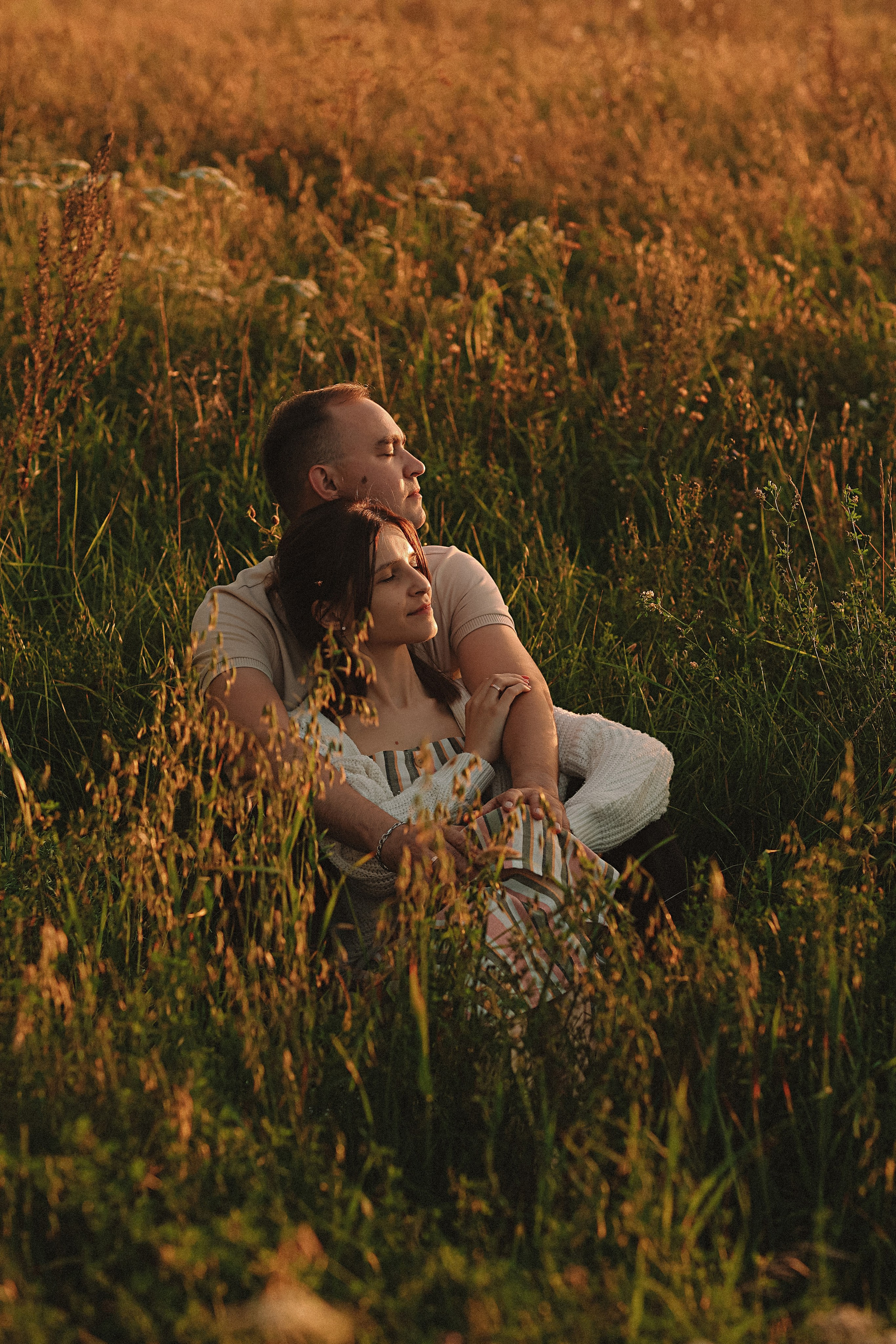 Поле love story на закате. Семейный фотограф Тюмень, фотограф на роды Салмина Мария