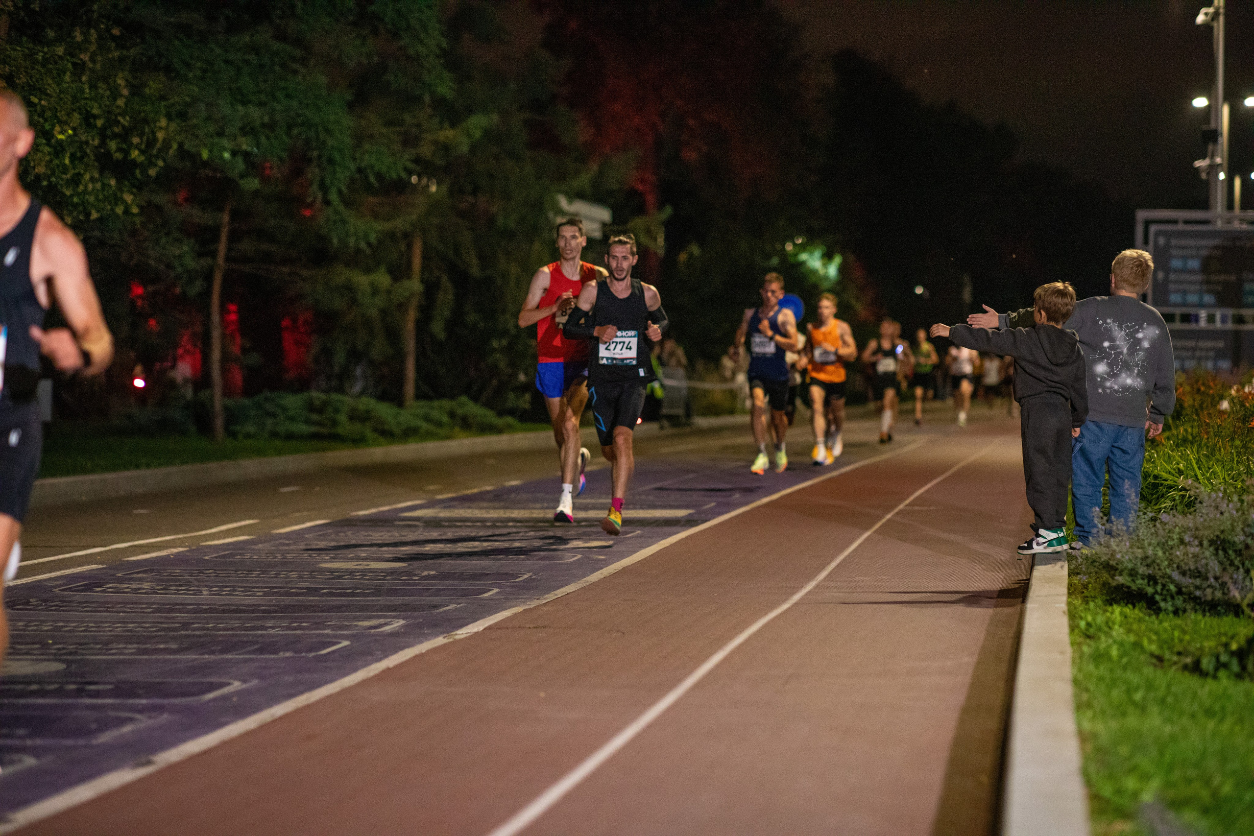 Ночной забег в ленте фотографий бегунов 03.08.24. Фотограф Сергей Ловкий