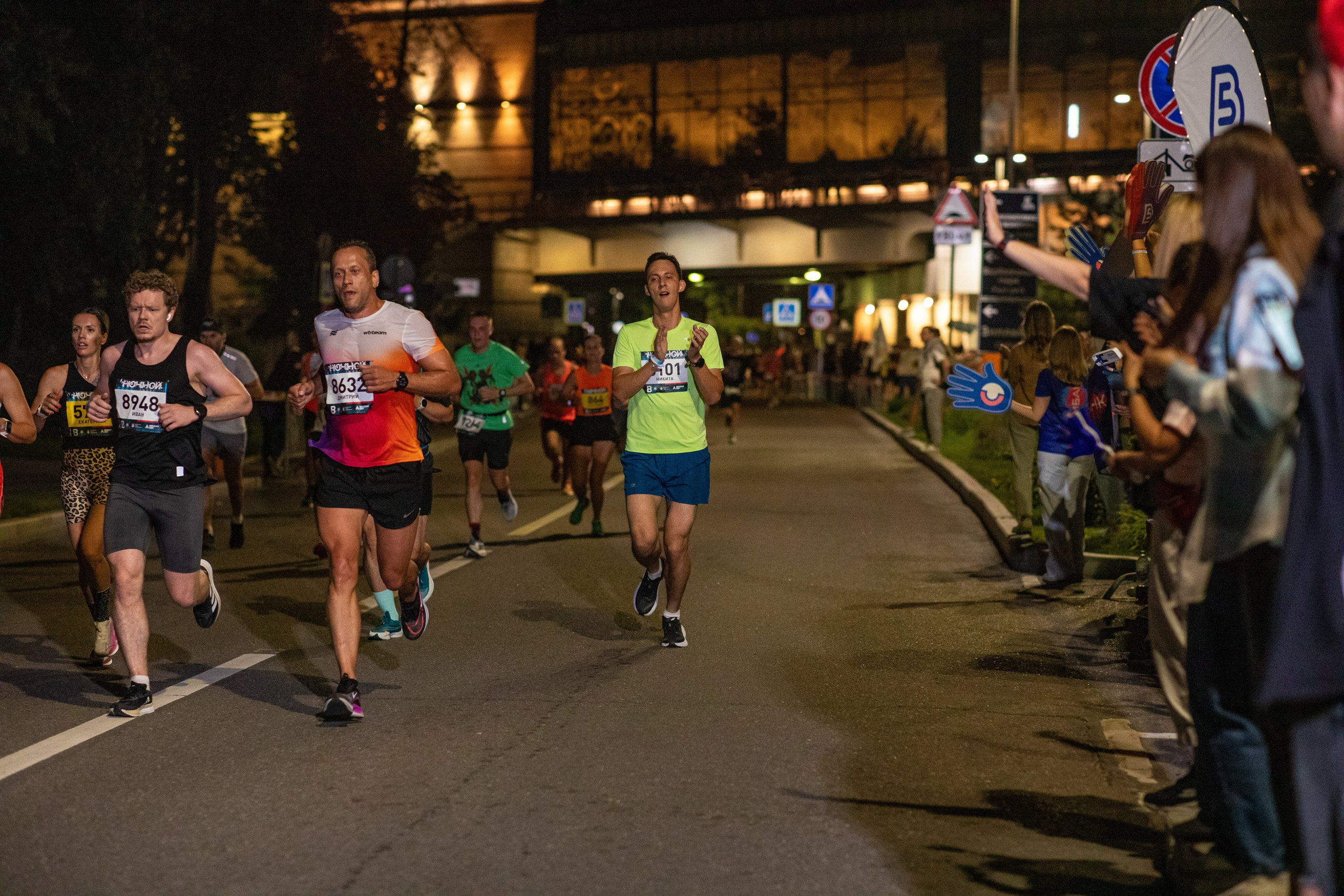 Ночной забег в ленте фотографий бегунов 03.08.24. Фотограф Сергей Ловкий