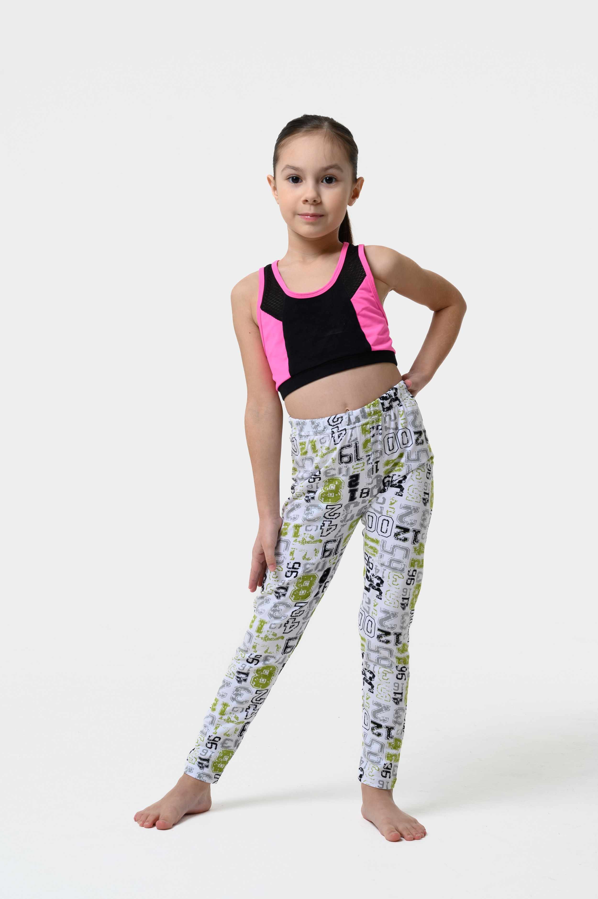 Детская одежда на модели на белом фоне, фотосъёмка для Wildberries в Казани