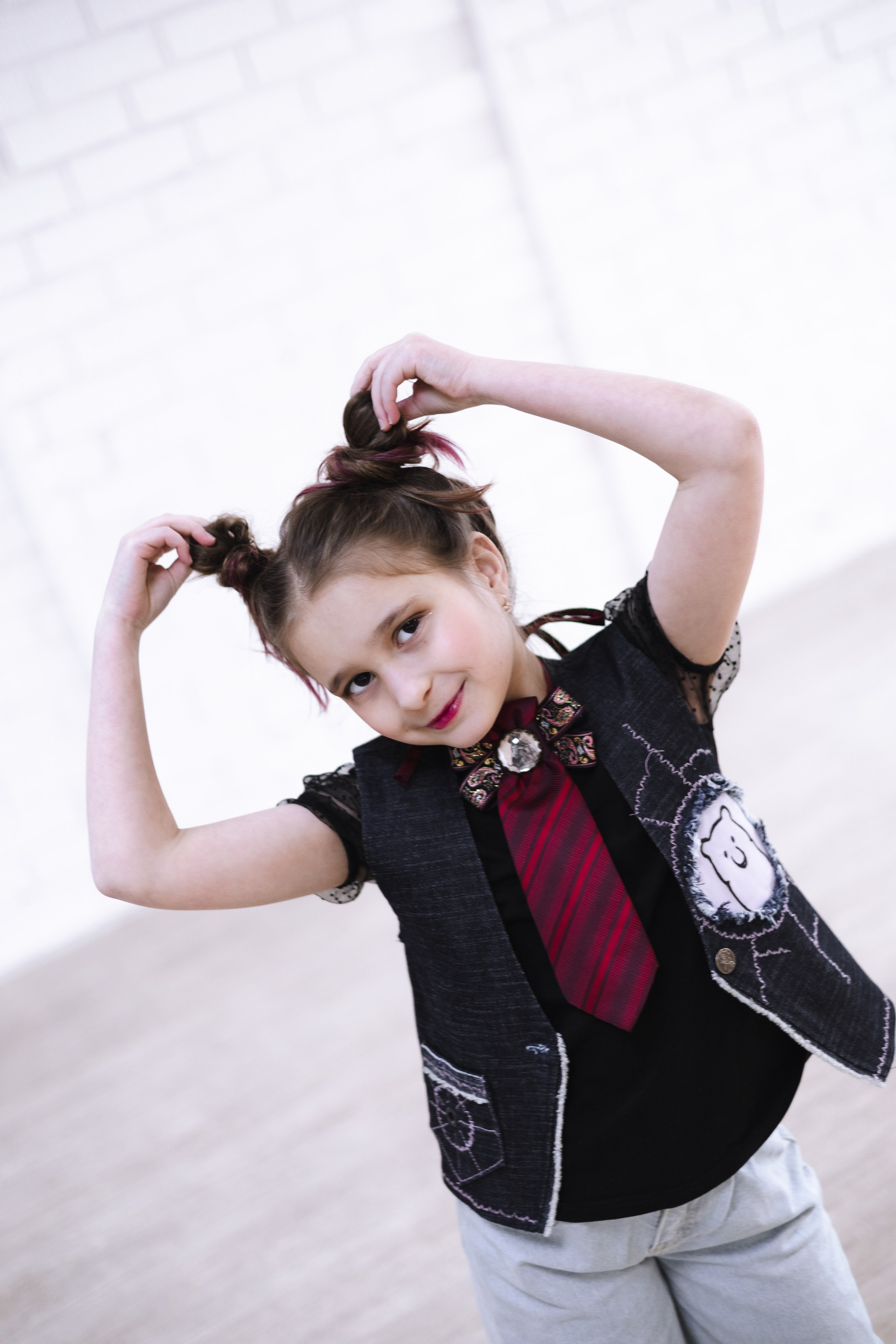 Дизайнерские жилетки из джинсы с декором в технике синель, росписью ткани, вышивка. Шьют дети. Владивосток. Школа для девочек во Владивостоке — Само Совершенство