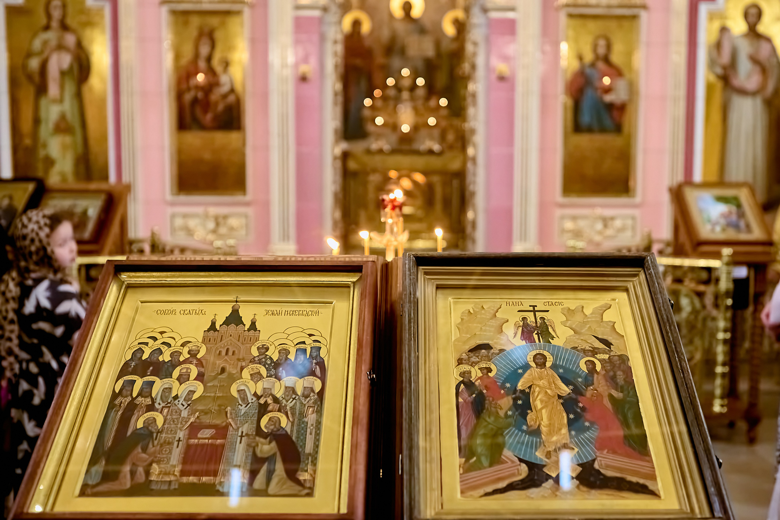 Праздничные иконы на Воскресной Литургии.