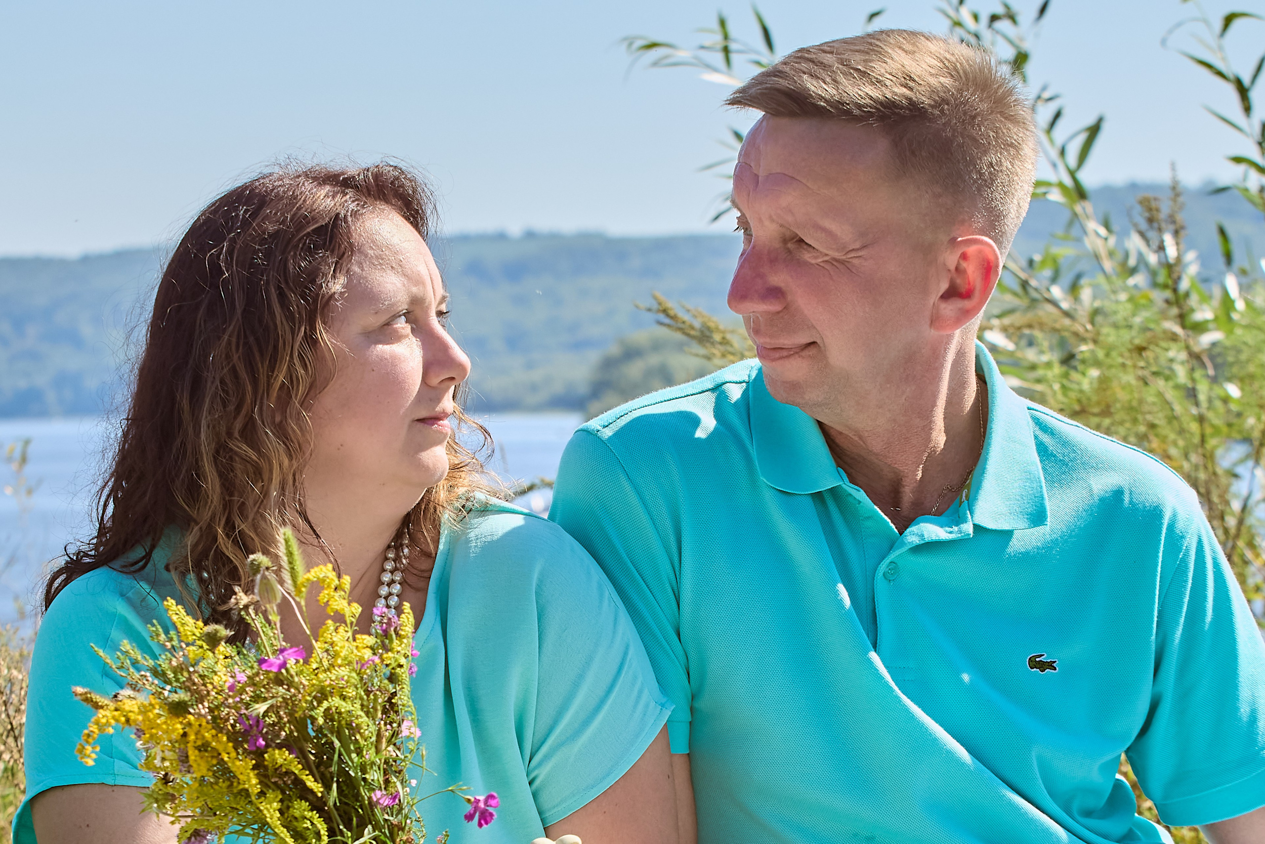 Портрет супругов на прогулке у реки