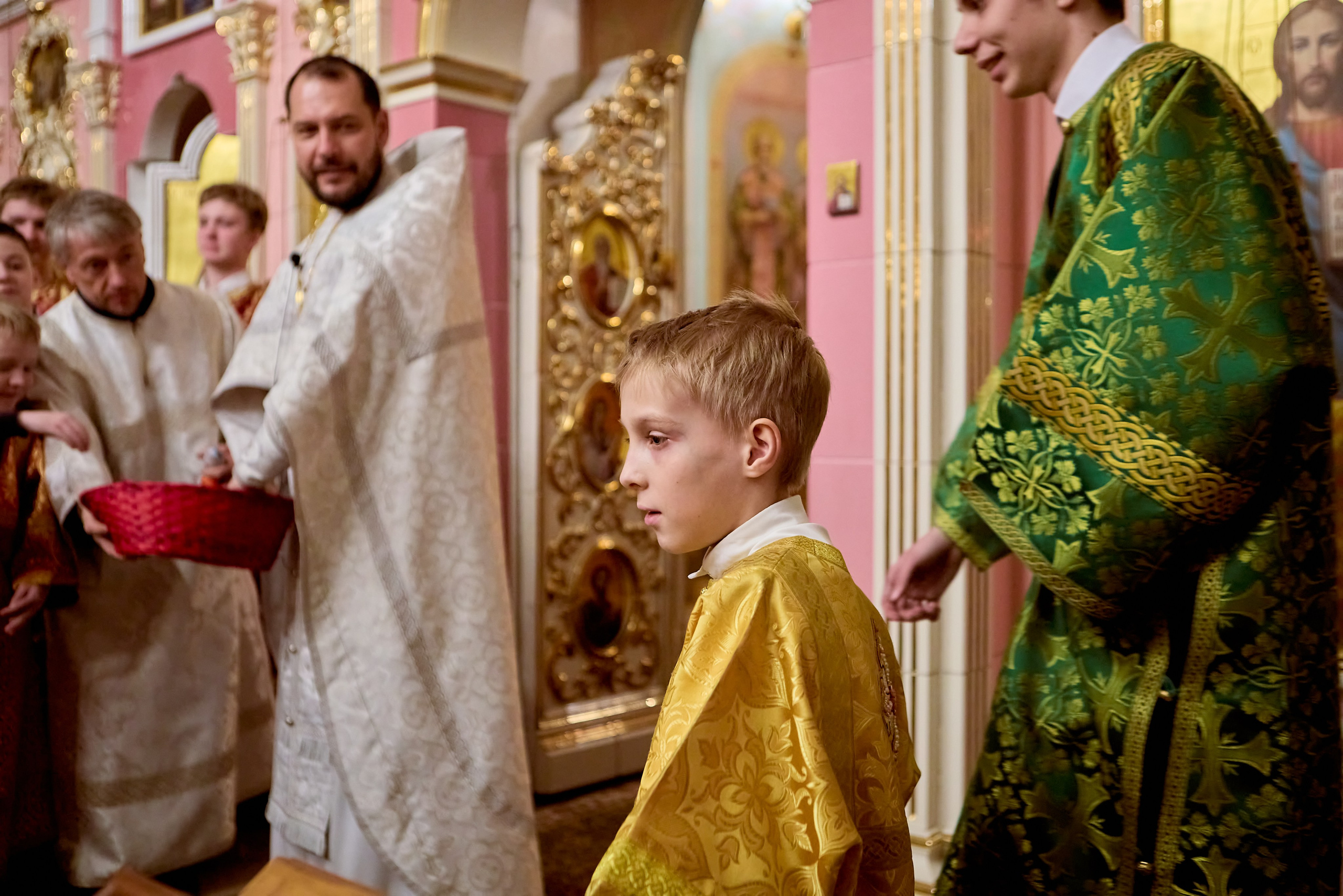 Дети в Пасхальную Ночь на службе.