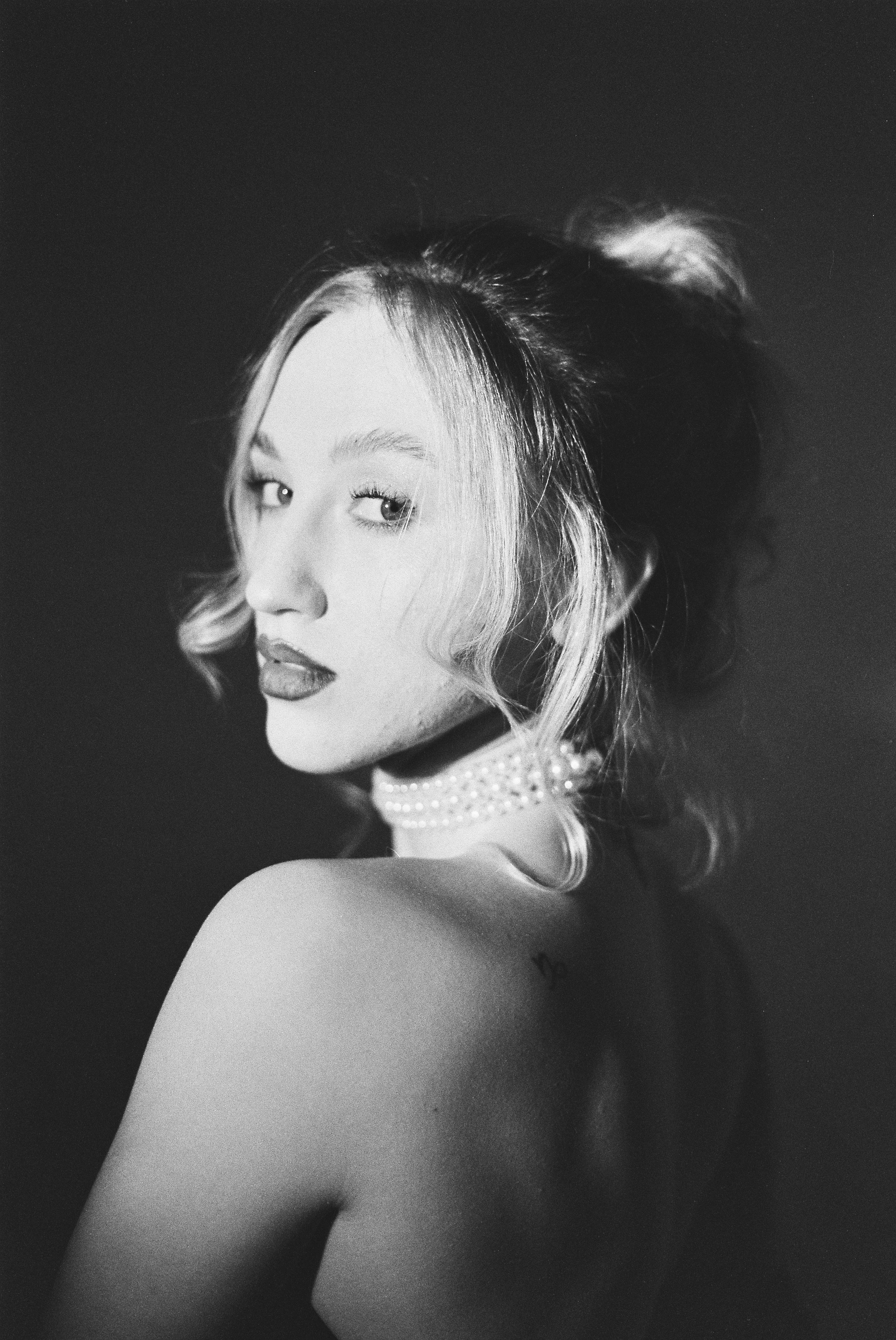 Черно-белый портрет девушки на циклораме в Москве. Студийная съемка у фотографа 