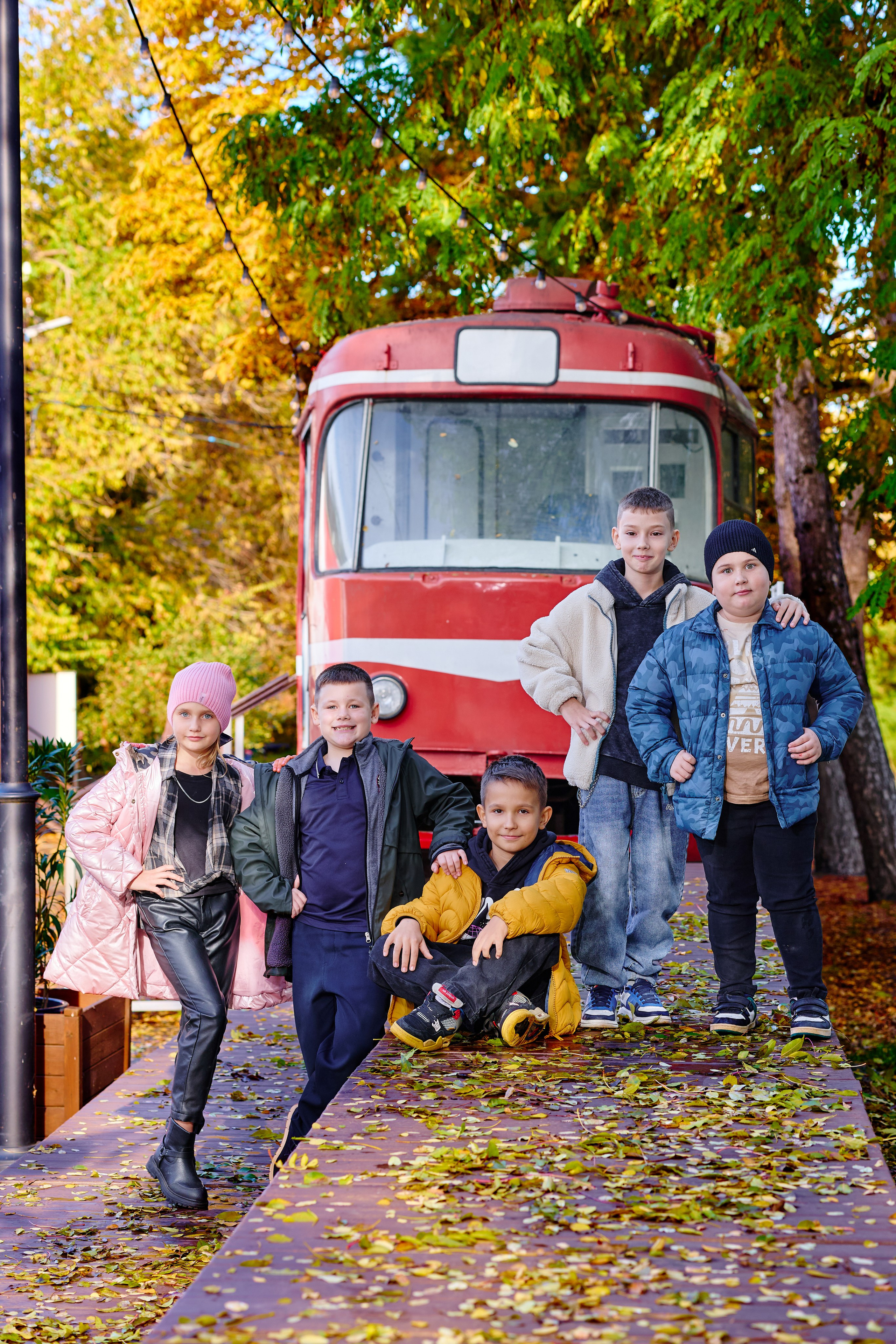 Прогулка в парке классом. Фотограф Выпускные альбомы Таганрог Сергей Коробченко