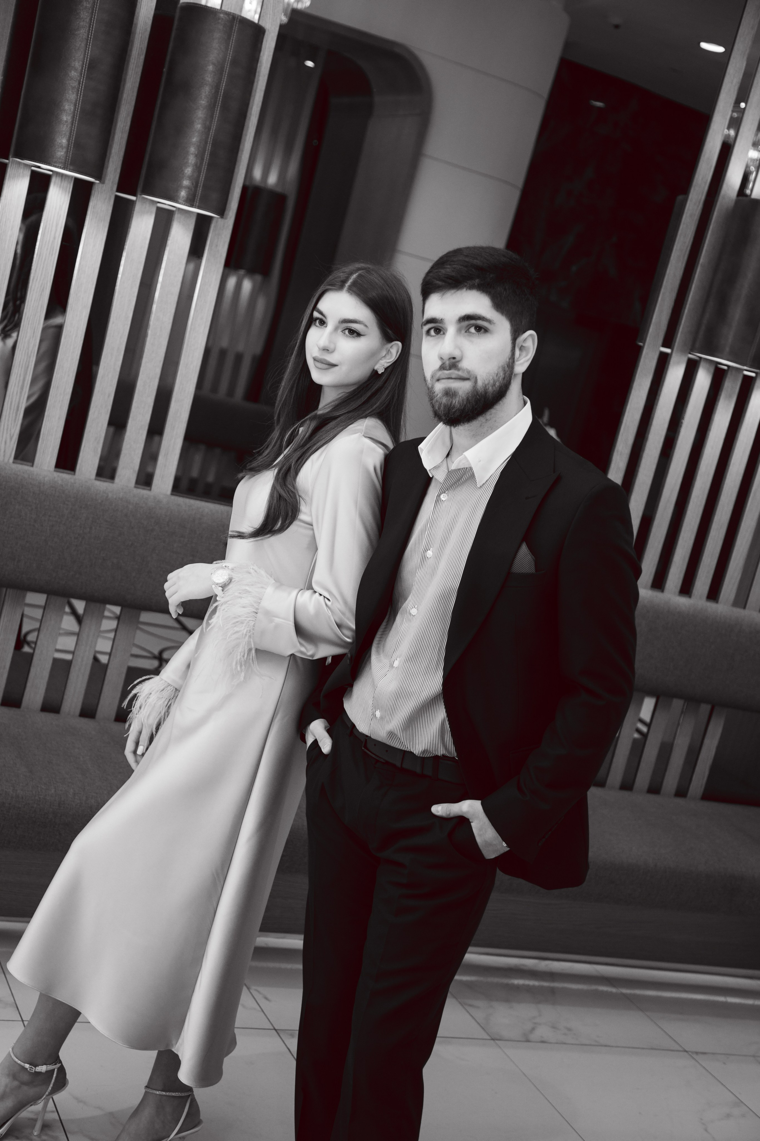 черно белая фотография где жених стоит рядом с невестой и они смотрят в даль  