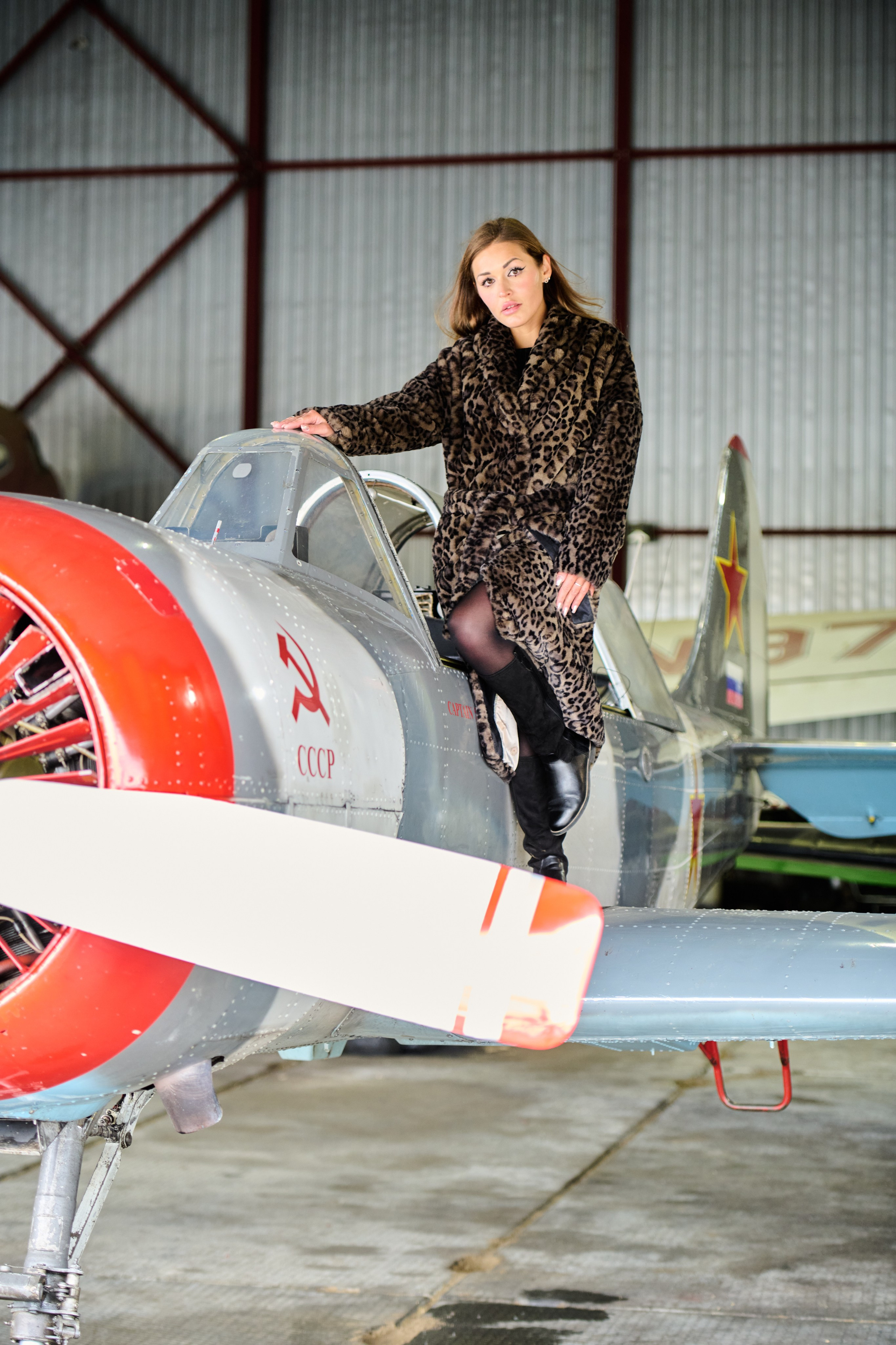 Фотосессия моделей в шубах на аэродроме. Репортажный и семейный фотограф — Шелихов Сергей