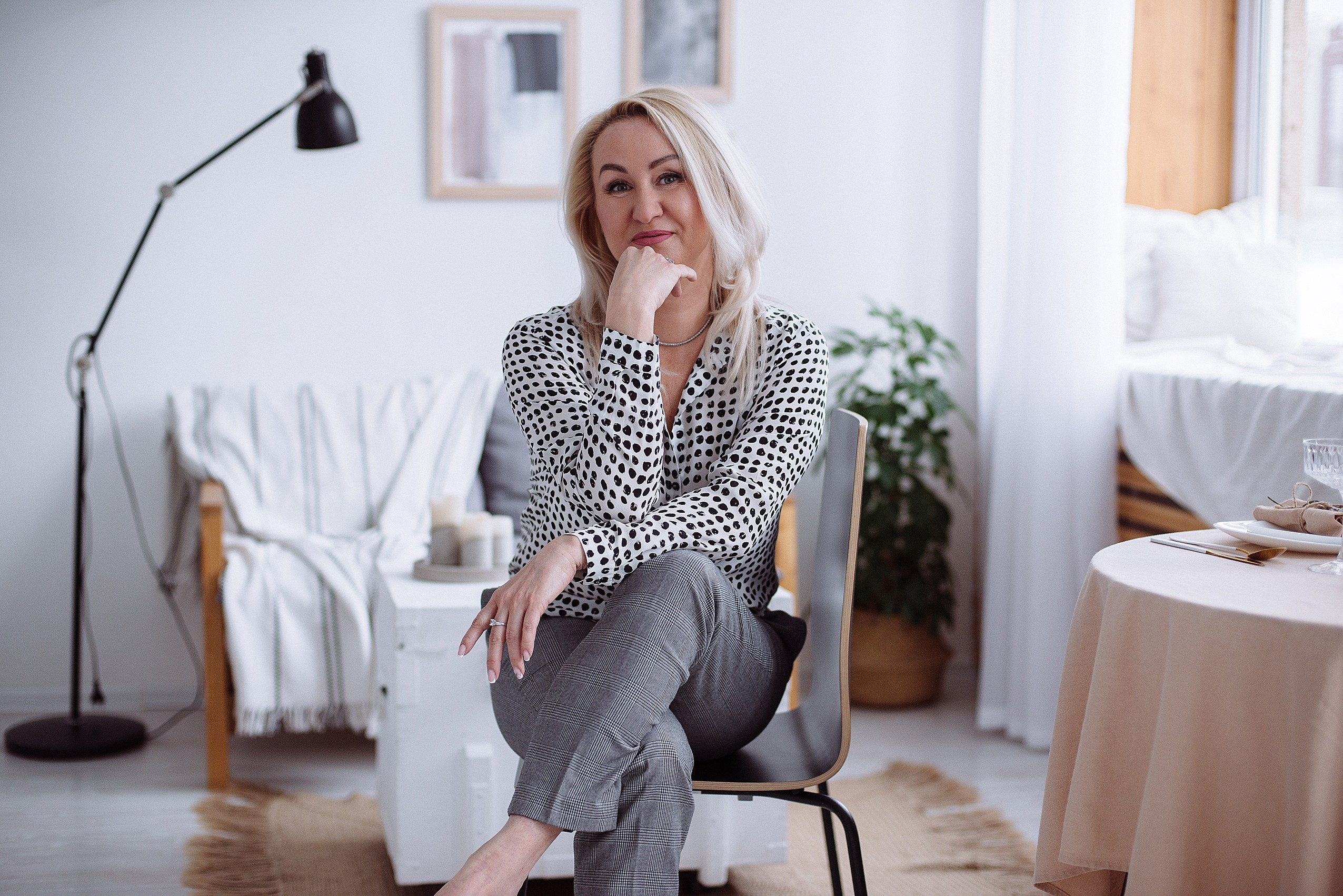 Контент фотографии для инстаграм мастера по шугарингу в студии. Контент фотограф Дарья Едапина Новосибирск. Фотограф Дарья Едапина Новосибирск