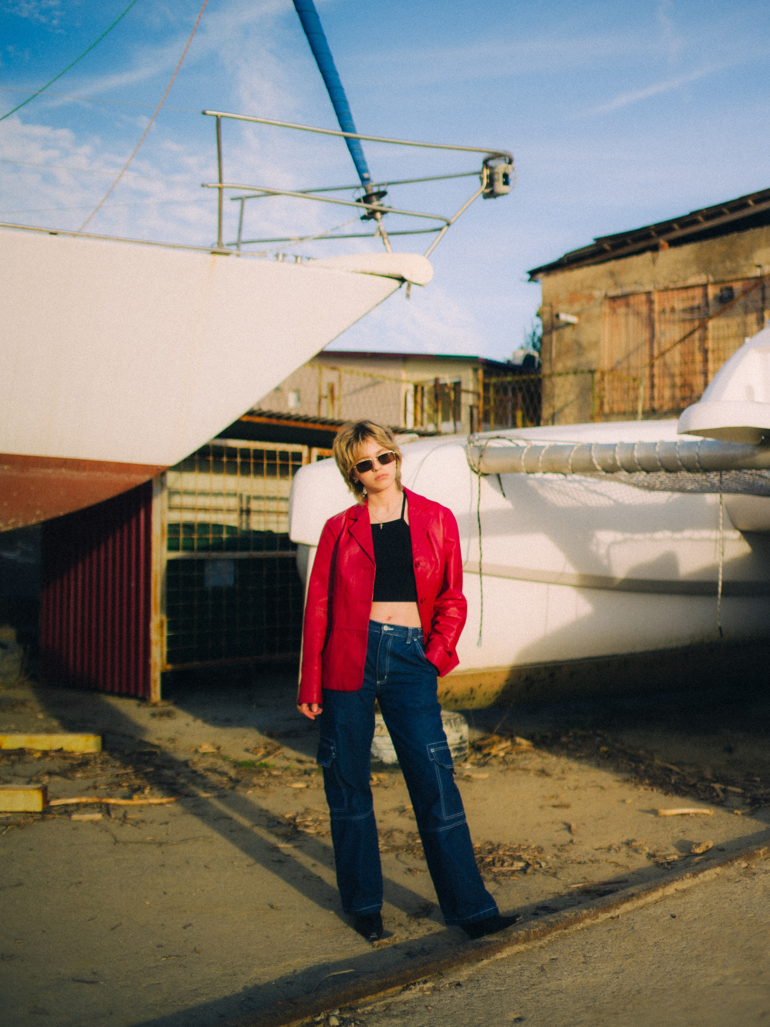 Вика среди заброшенных кораблей. Главная