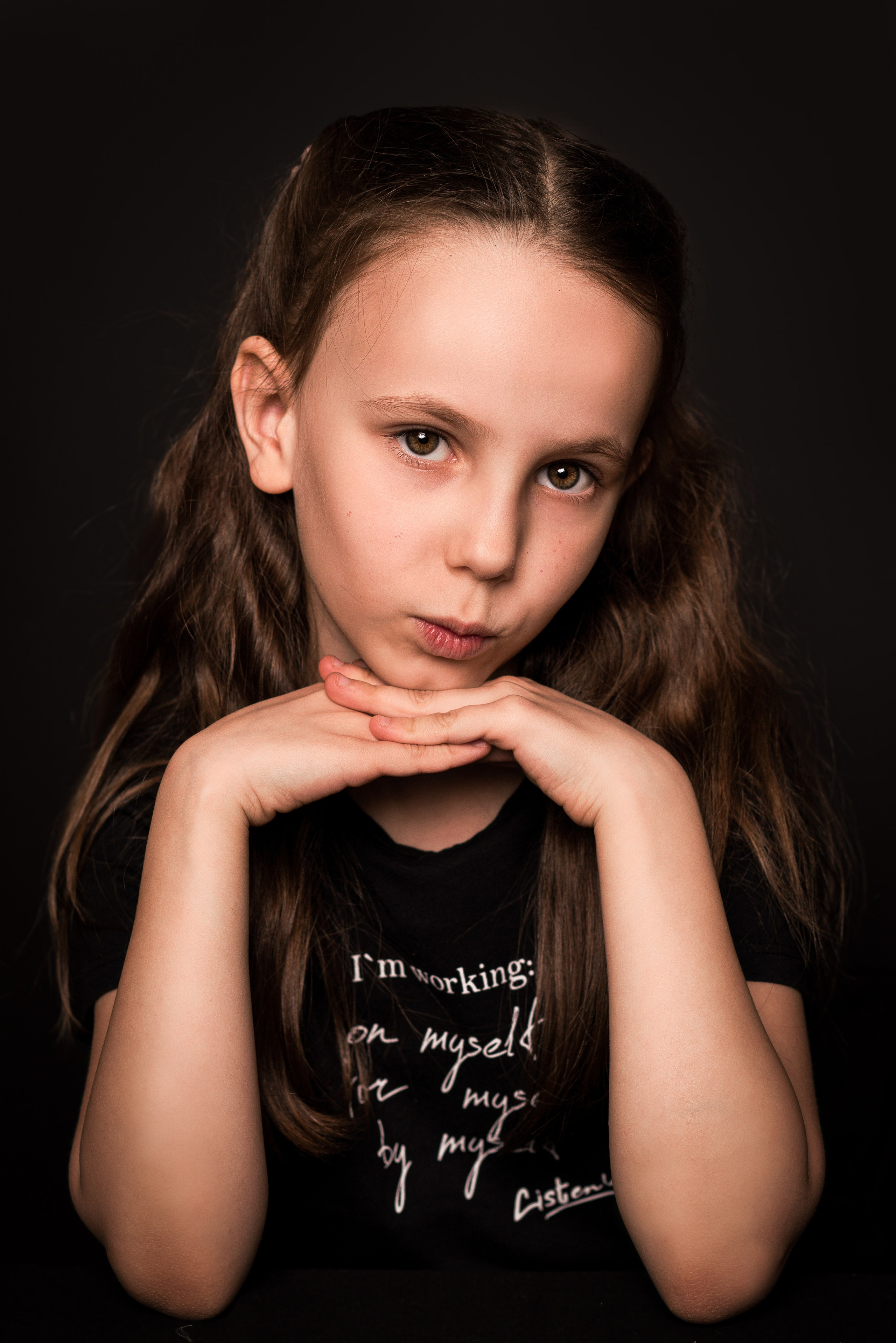 Детский сад, портреты на чёрном фоне. Фотограф Шунова Саша