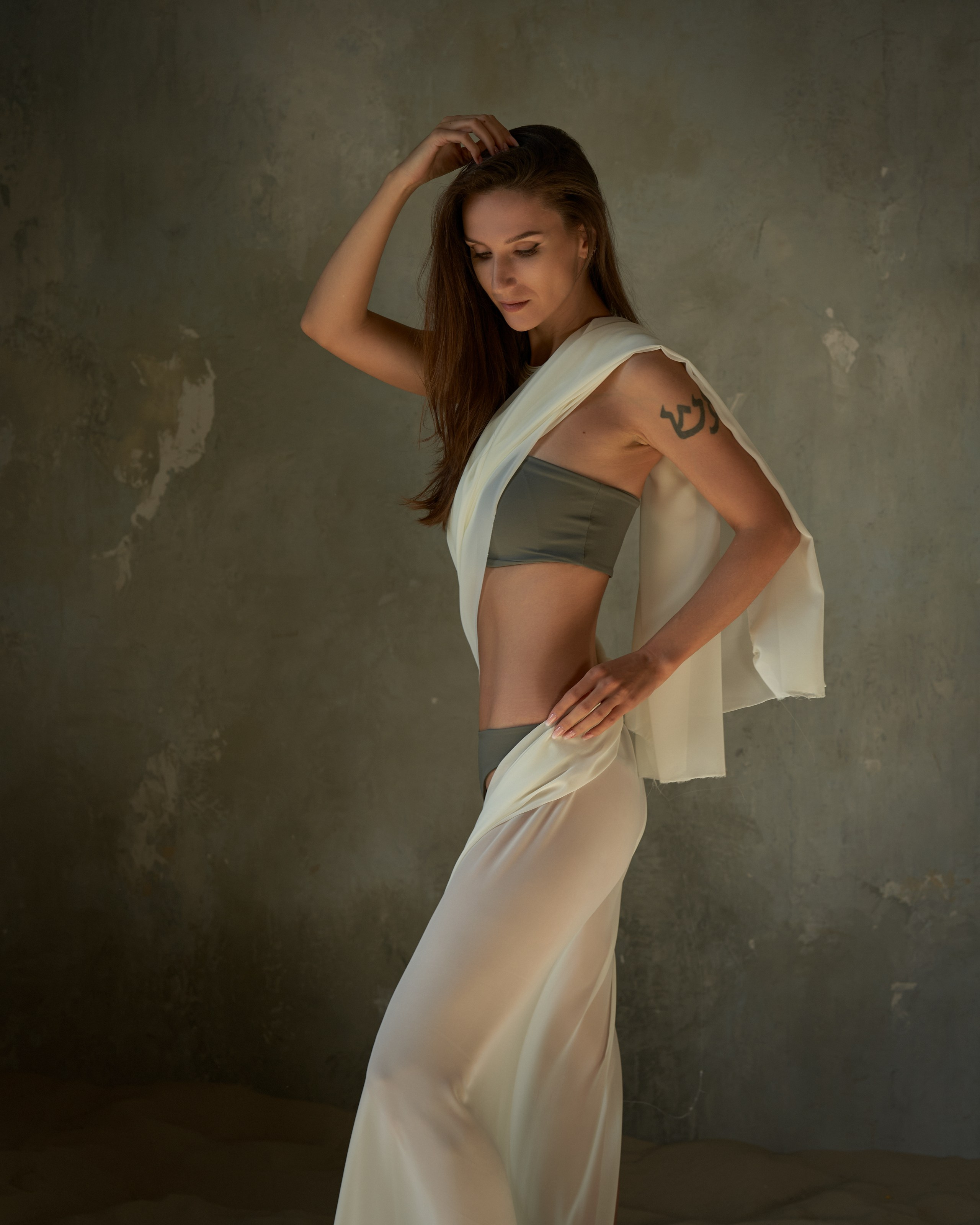 Фотосессия стройной девушки с тканью