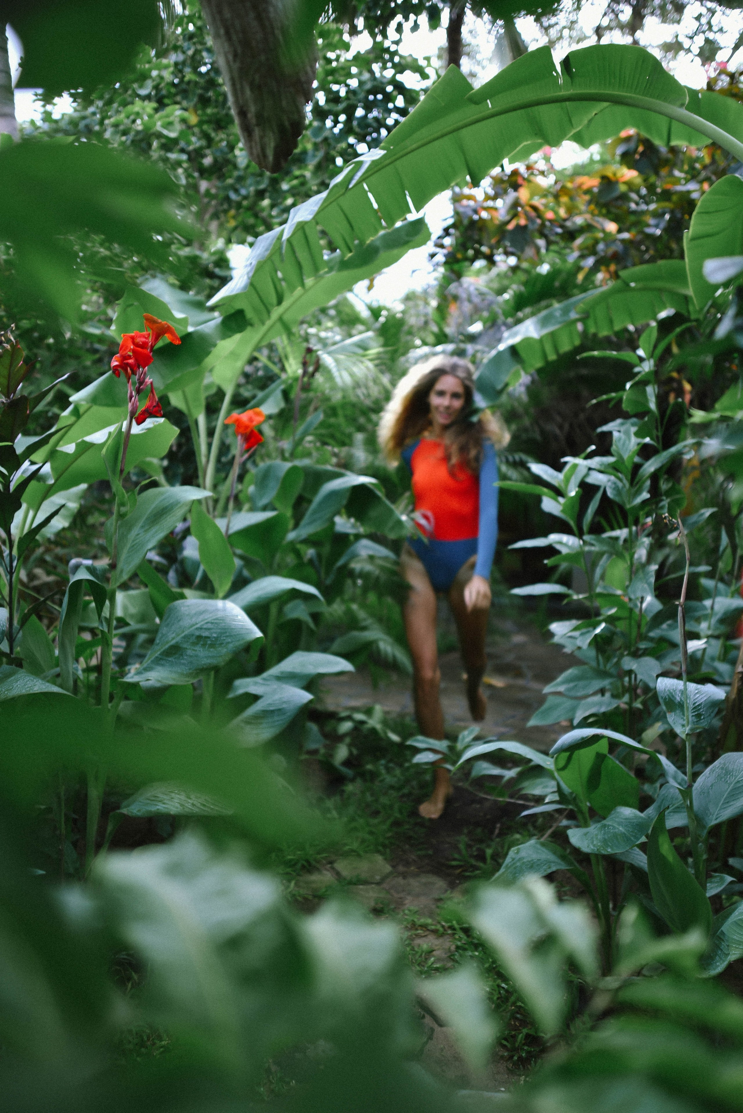 Съемка серфинга с воды в Аругам Бэй | Девушка на волнах восточного побережья. Фотограф на Шри-Ланке