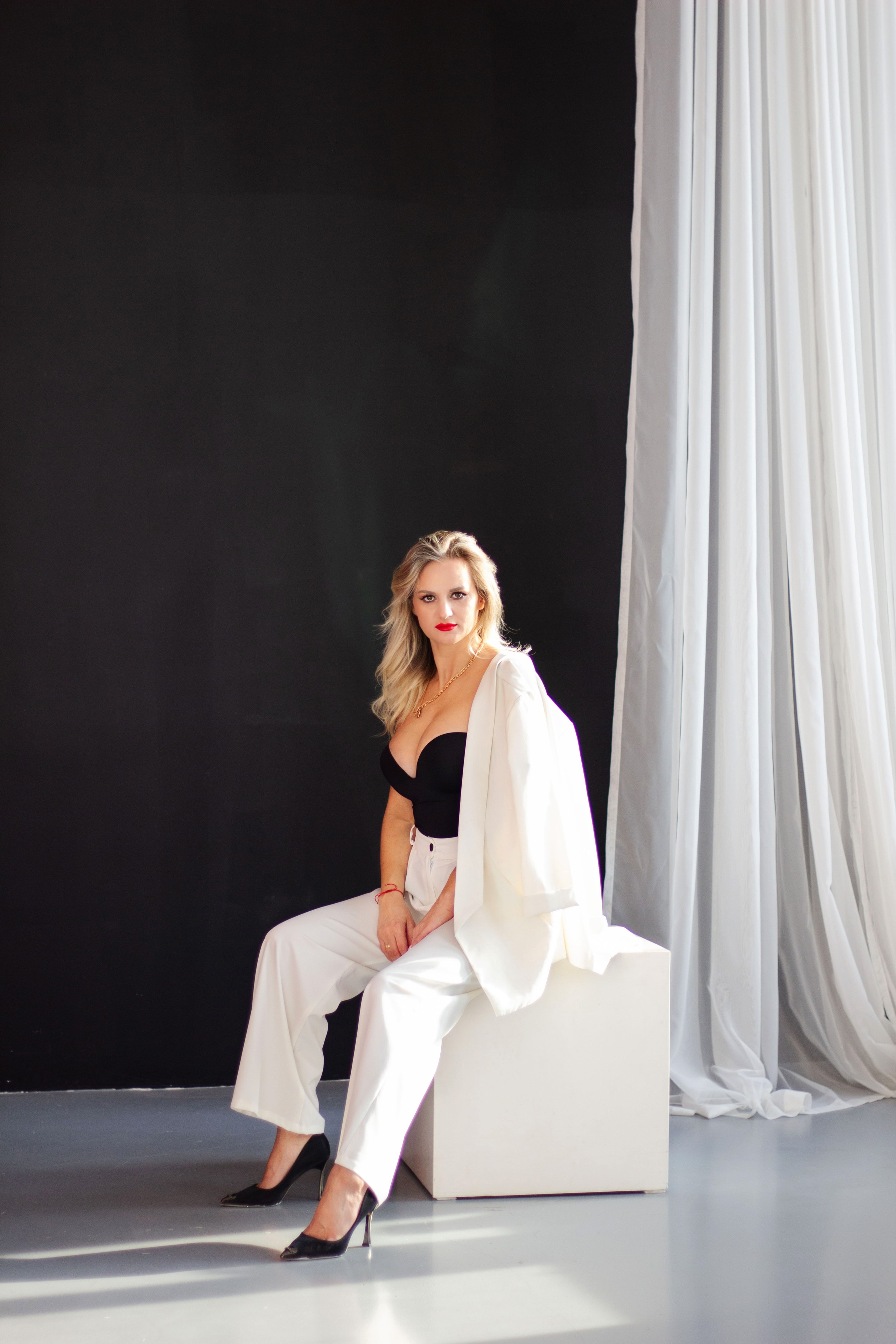 Фотограф в студии, студийная съемка в Орске недорого. Женский фотограф в Орске Новотроицке Динара Долганова