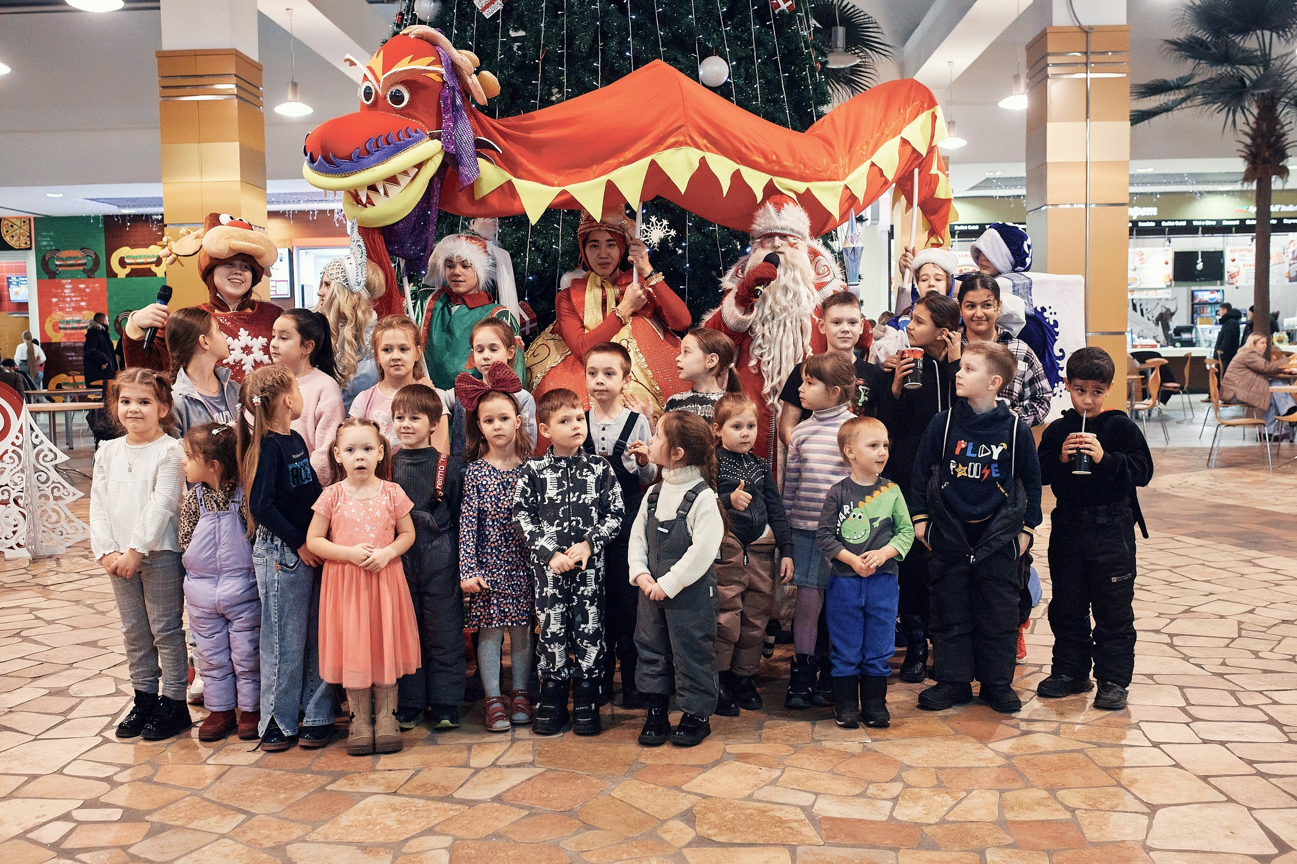 Детский новогодний праздник в ТЦ Июнь. Семейный и репортажной фотограф в Красноярске и Москве Виктор Бабинцев