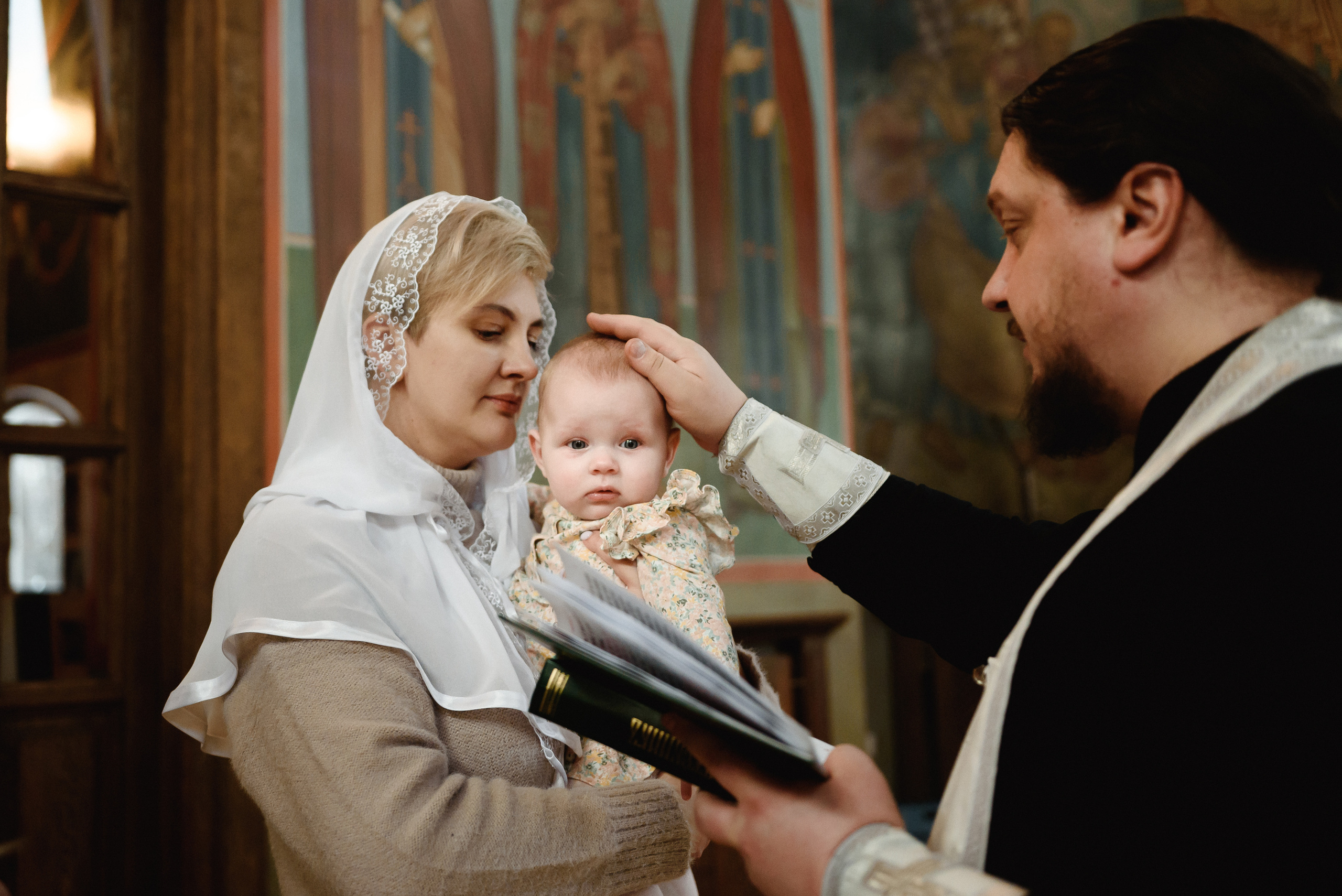 Таинство крещения, кадры. Семейный фотограф в г.Москве Катя Норм