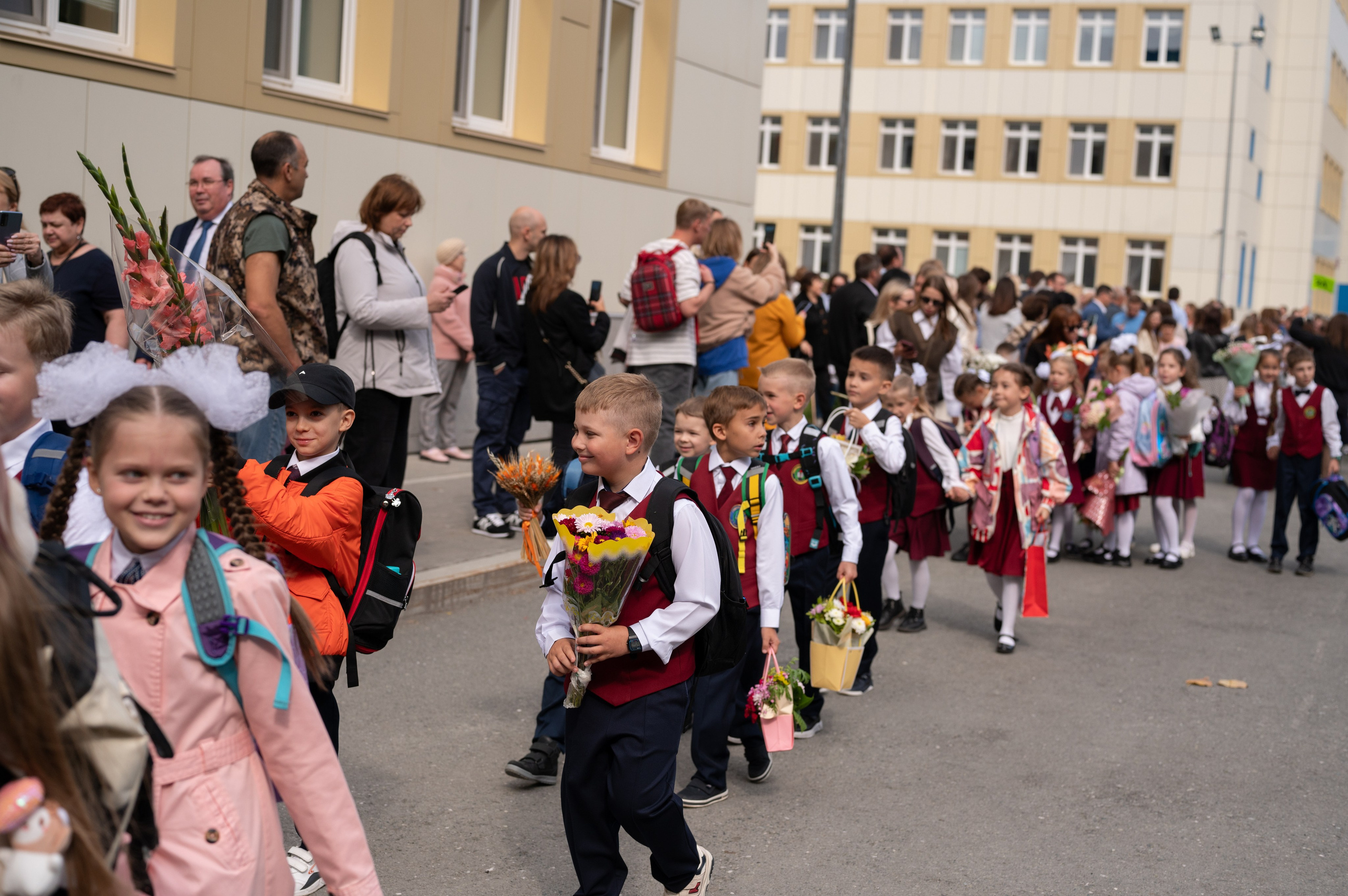 1 сентября 16 гимназия 2 класс (линейка + в классе+ на улице). Фотограф новорожденных, семейный детский в Тюмени Татьяна Морозова