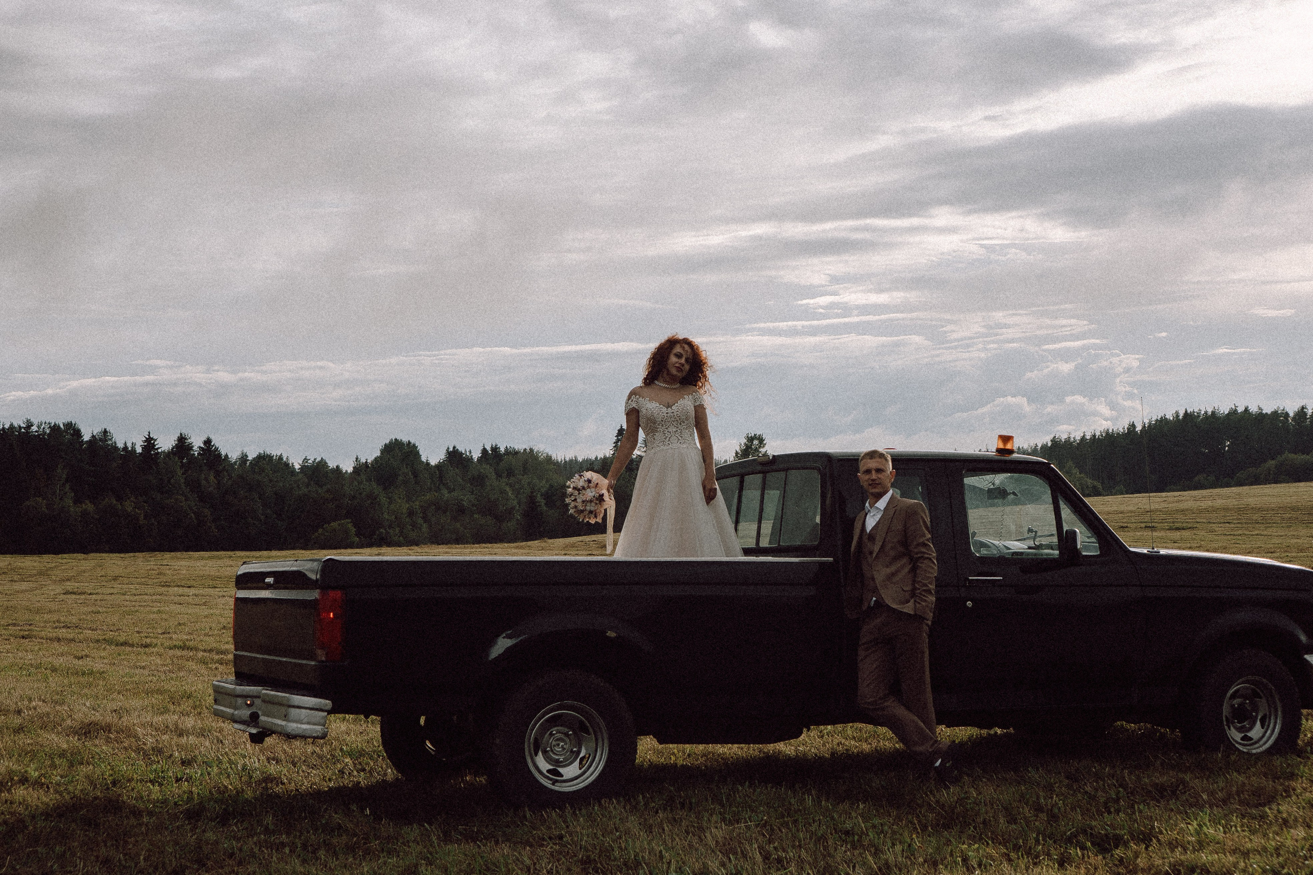 СВАДЕБНАЯ ФОТОСЕССИИЯ ПАРЫ В ГОРОДЕ ПРИОЗЕРСК В СОСНОВОМ ЛЕСУ И С ПИКАПОМ. Профессиональный фотограф, Санкт-Петербург — Виктория Богомолова