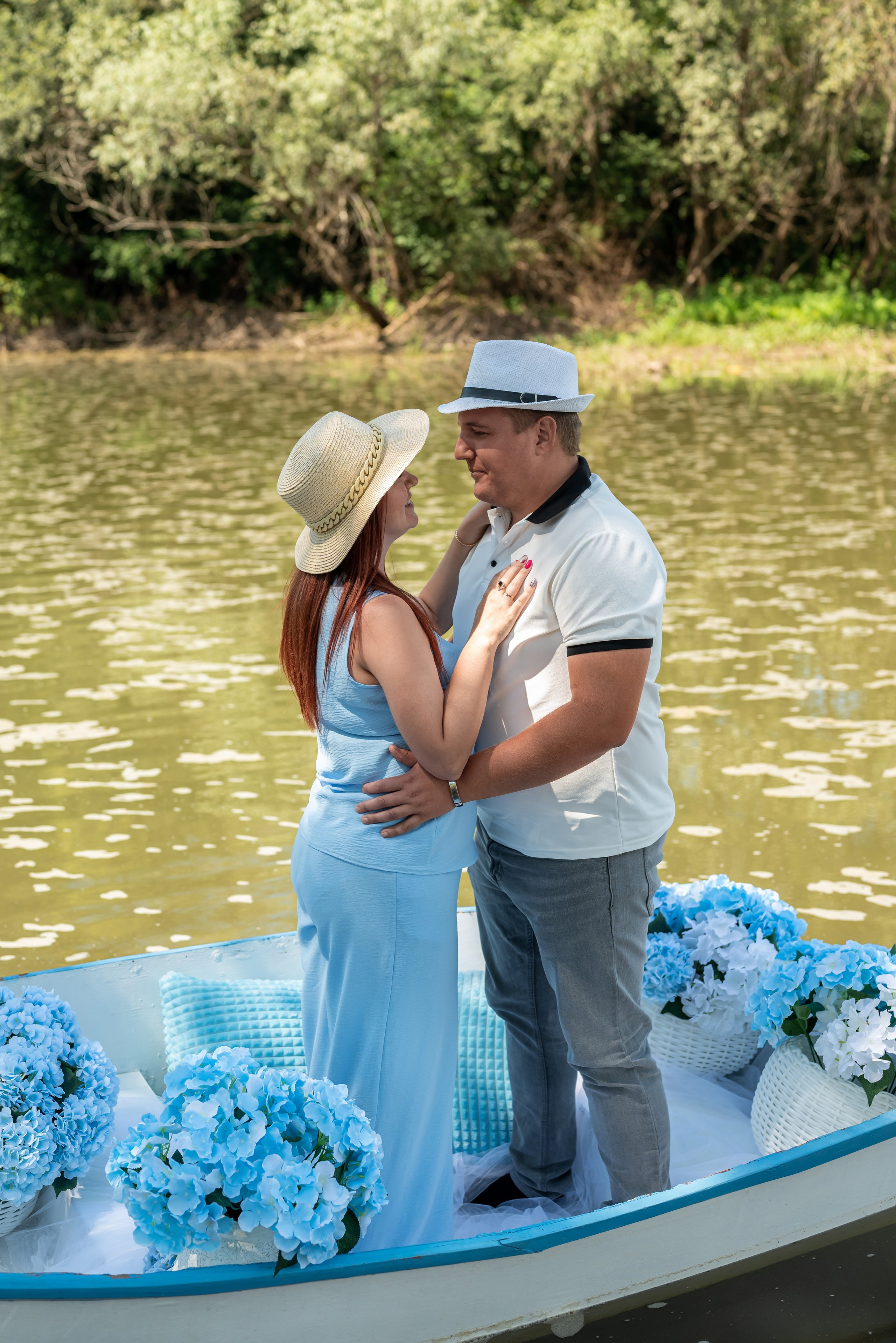 Фотопроект на лодке с голубыми гортензиями. Фотограф в городе Салават
