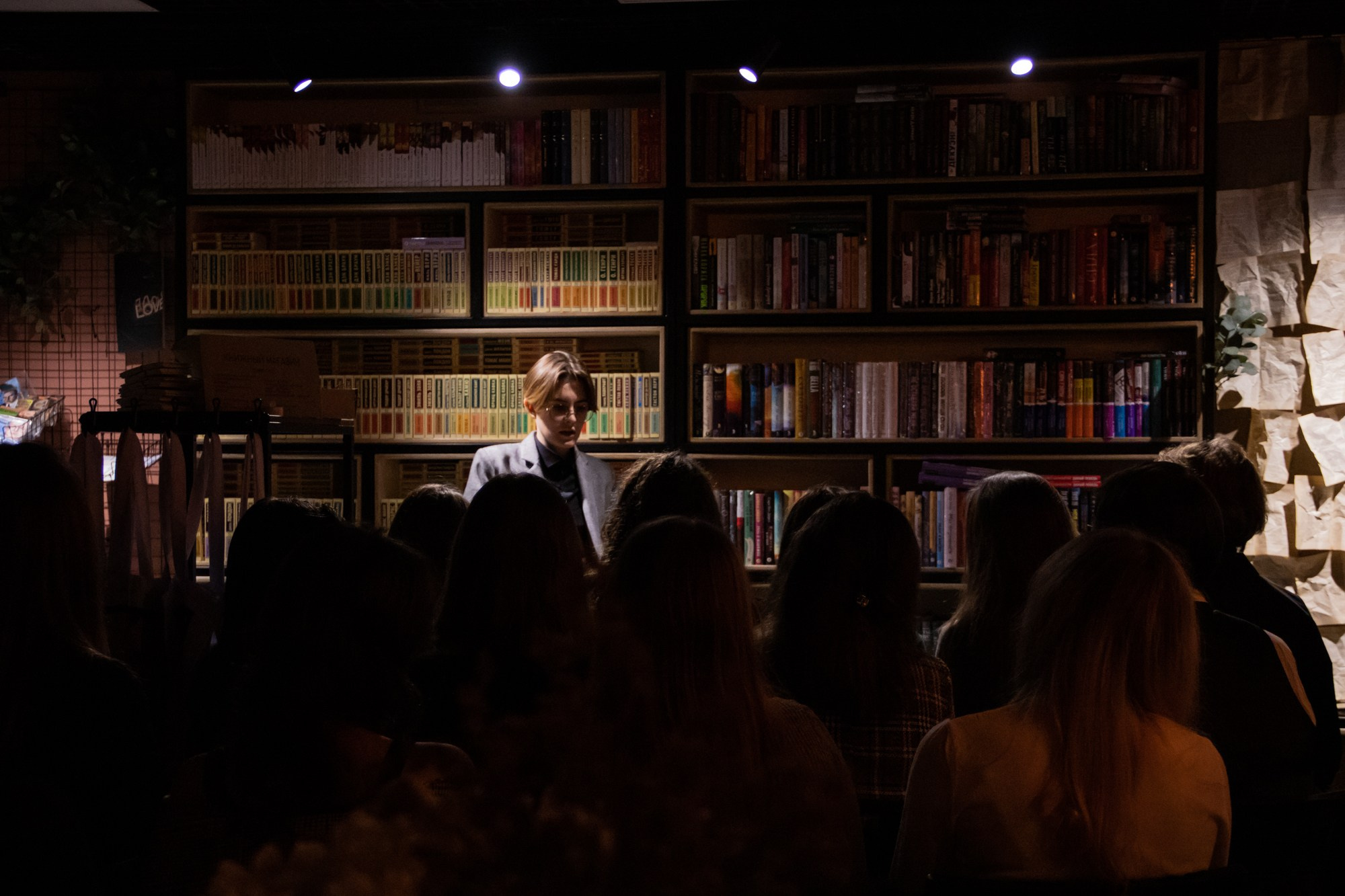 Презентация книги в кофейне «Издательство кофе». Репортажный, промышленный и маркетплейс-фотограф Дмитрий Чернат