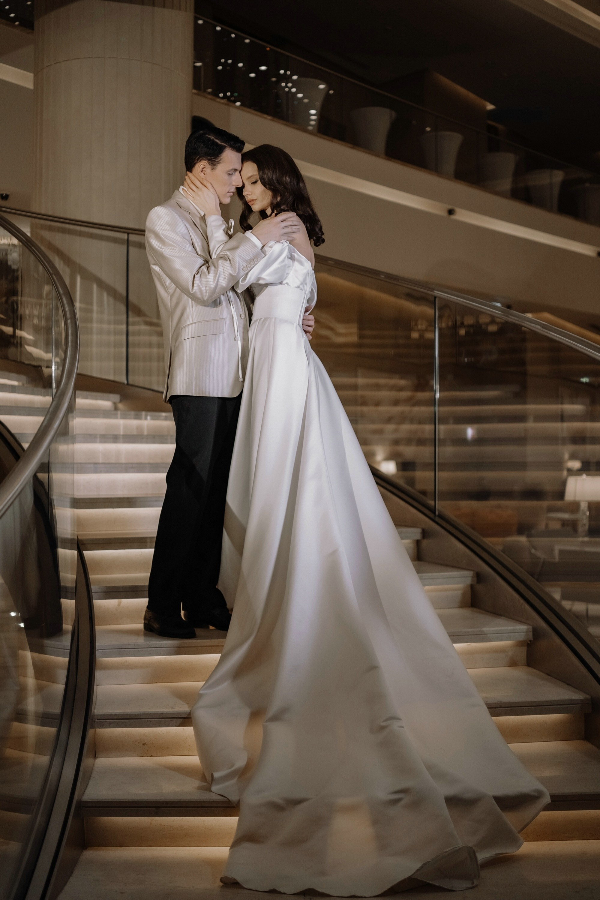 Фотосессия свадьбы на лестнице в Hyatt Regency Moscow Petrovsky Park. Свадебный и семейный фотограф в Москве Светлана Зоткина