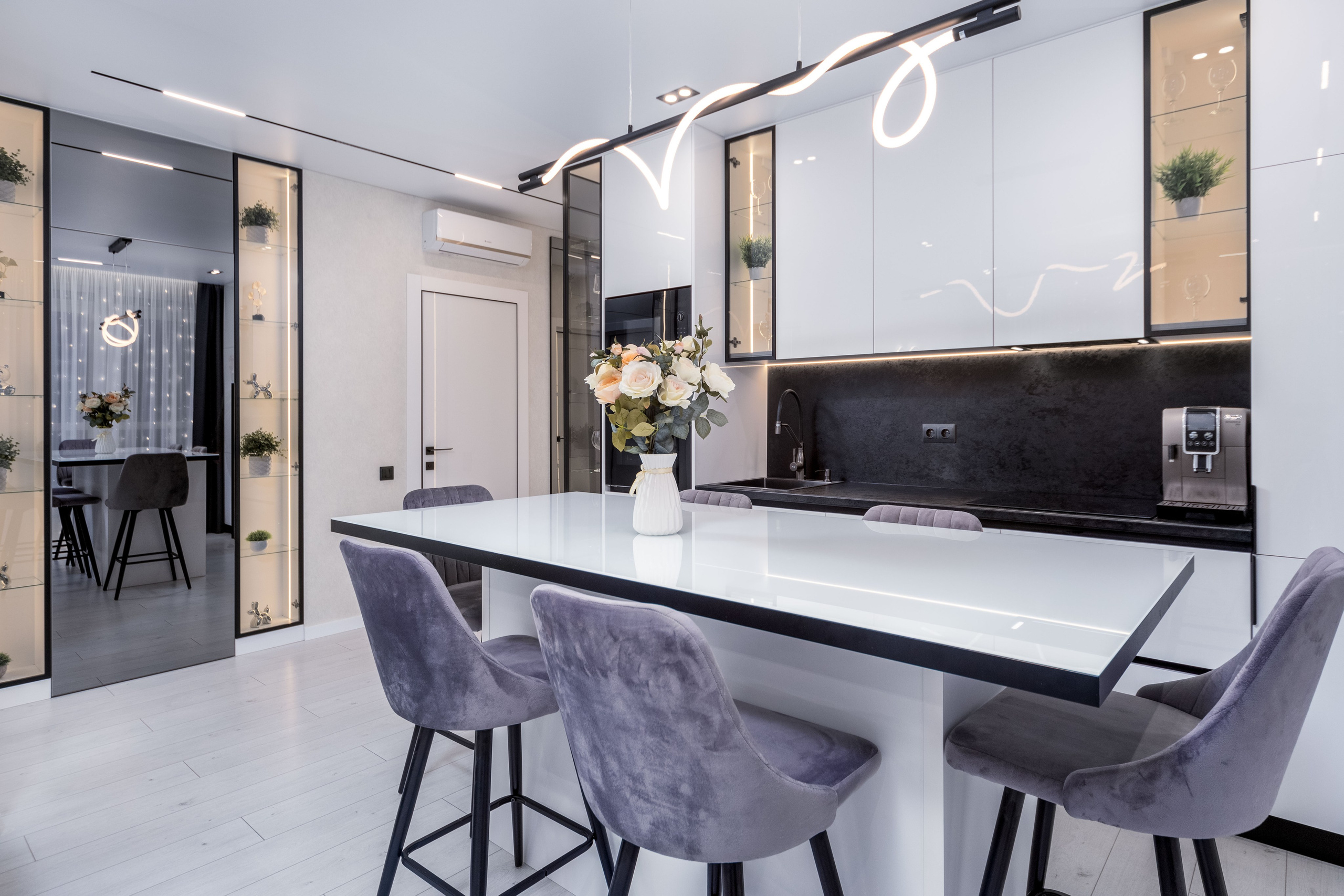 Интерьер трехкомнатной квартиры в Минске - кухонный остров и вид на зону прихожей