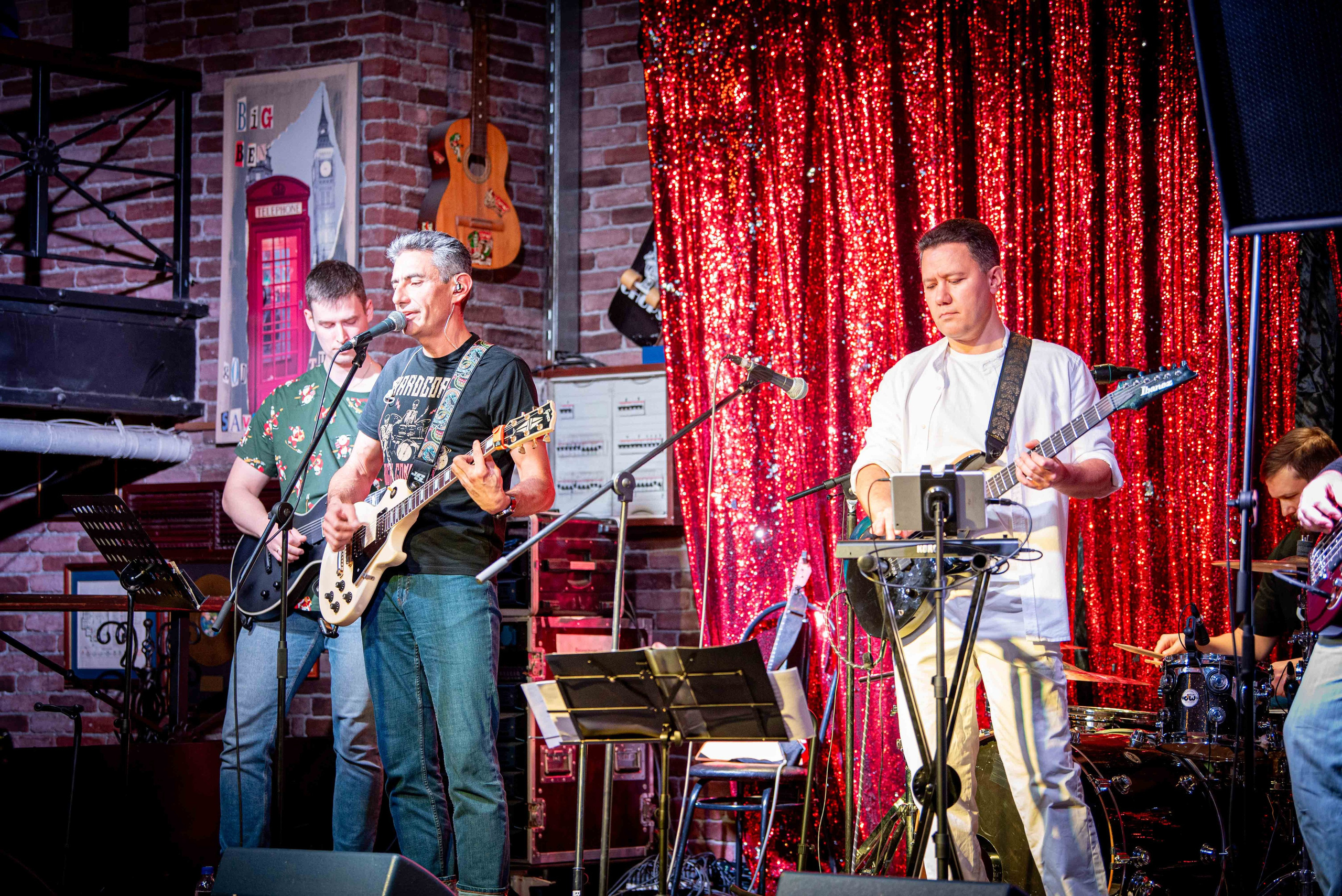 LifePub 16.12.2024. Московская кавер-группа BankBand